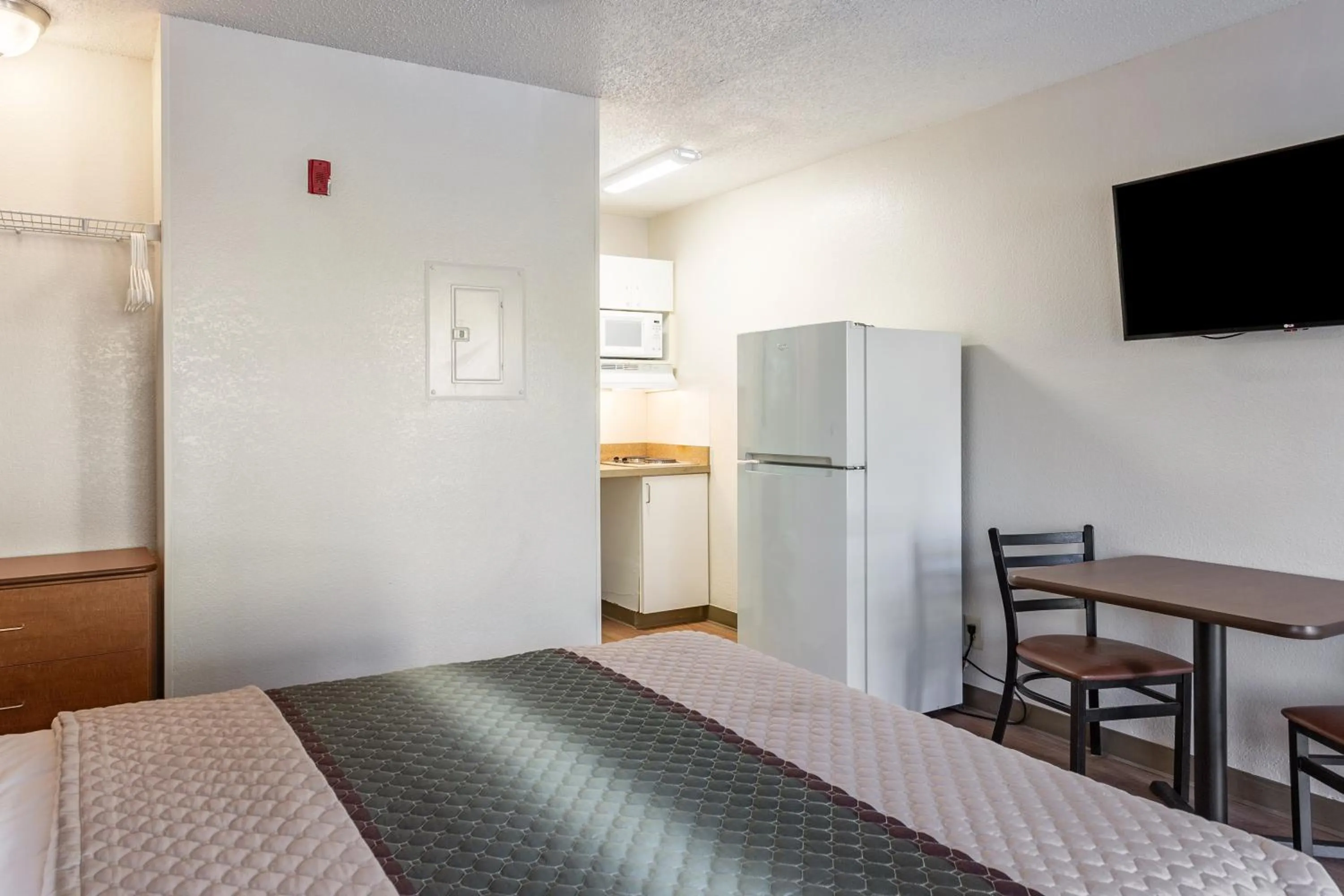 Photo of the whole room, TV/Entertainment Center in HomeTowne Studios by Red Roof Nashville - Airport/Briley Pkwy