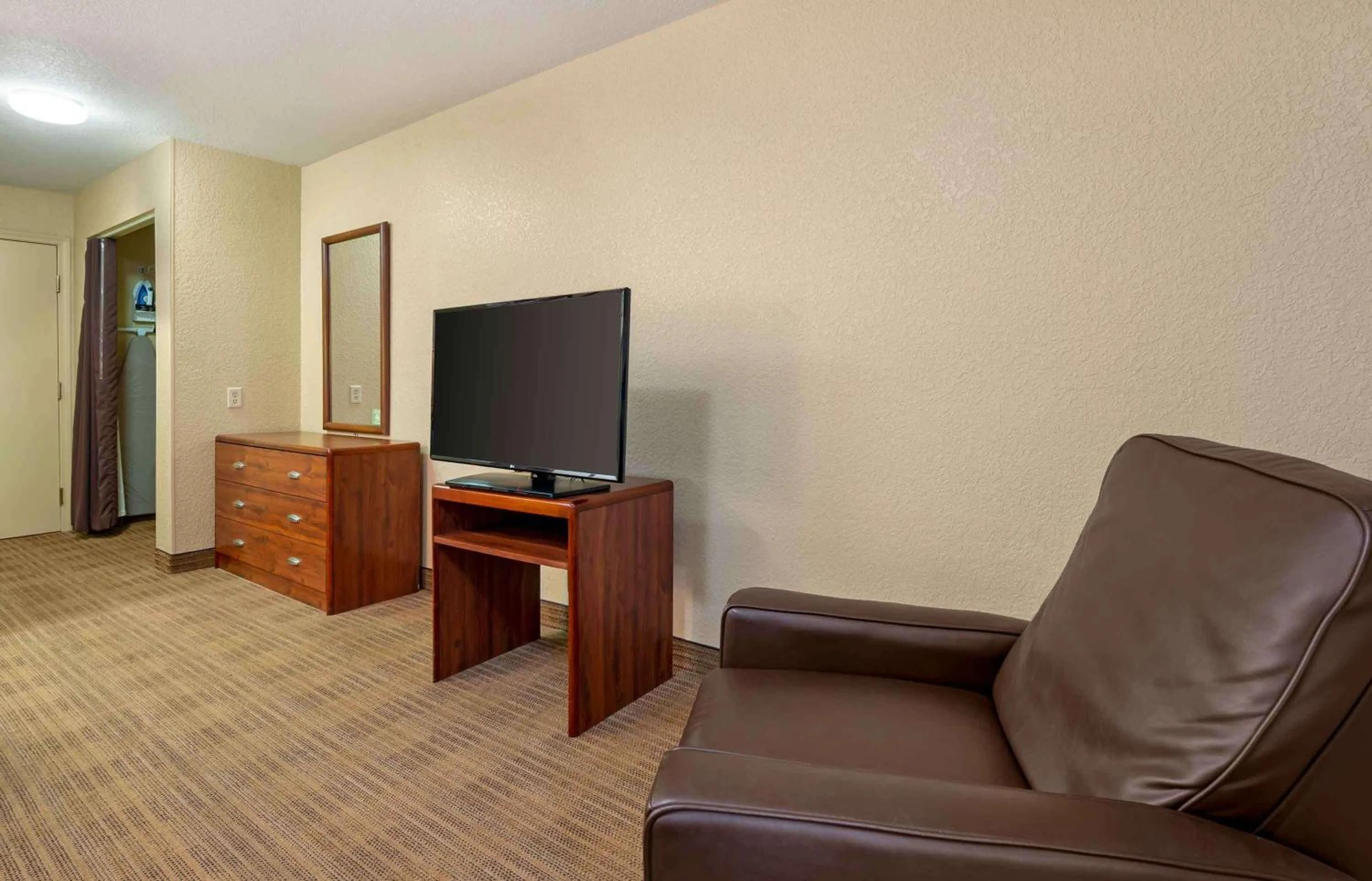 Bedroom in Extended Stay America Suites - Fort Wayne - North