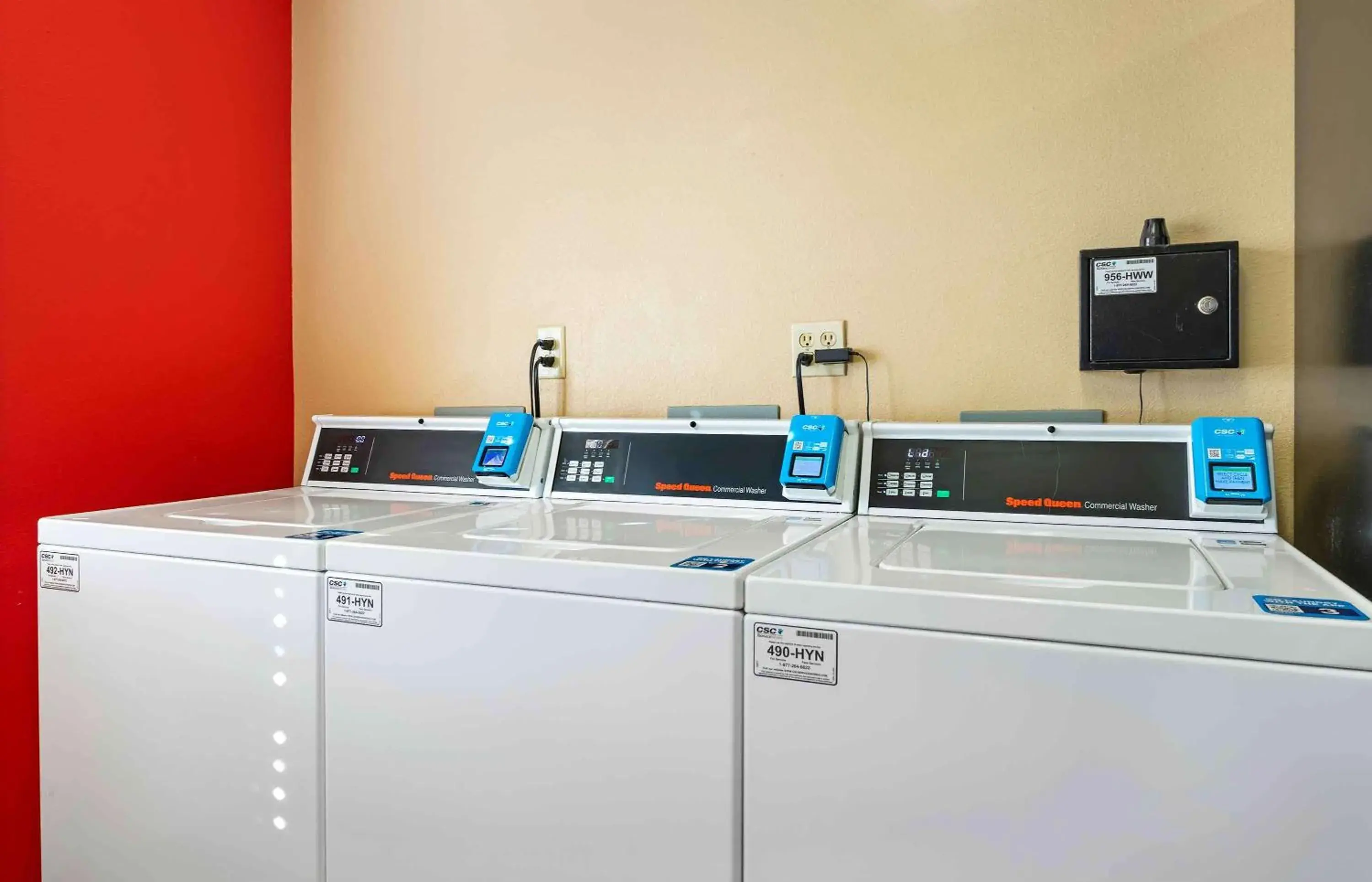 Property building in Extended Stay America Suites - Fort Wayne - North Property building in Extended Stay America Suites - Fort Wayne - North