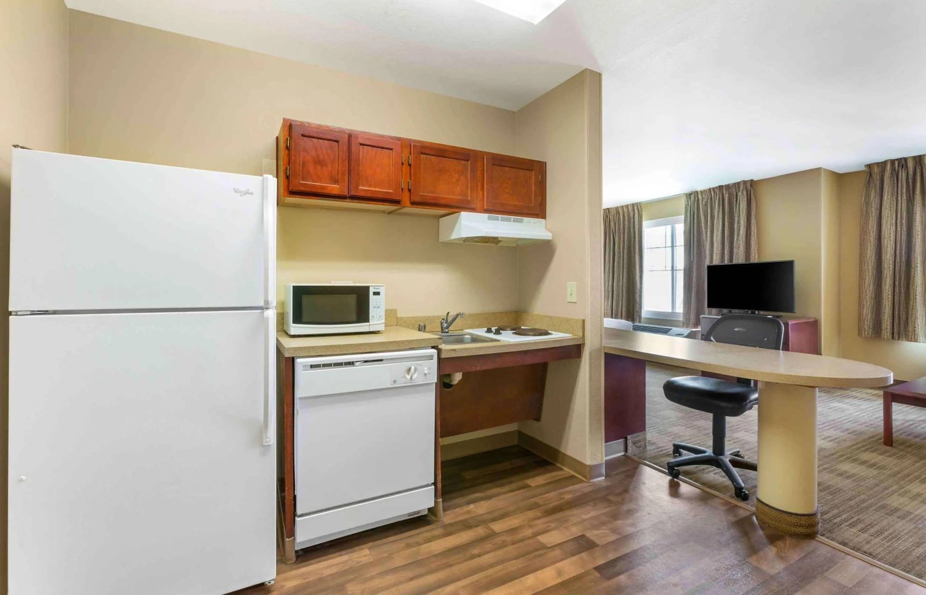 Kitchen or kitchenette in Extended Stay America Suites - Houston - Med Ctr - NRG Park - Braeswood Blvd