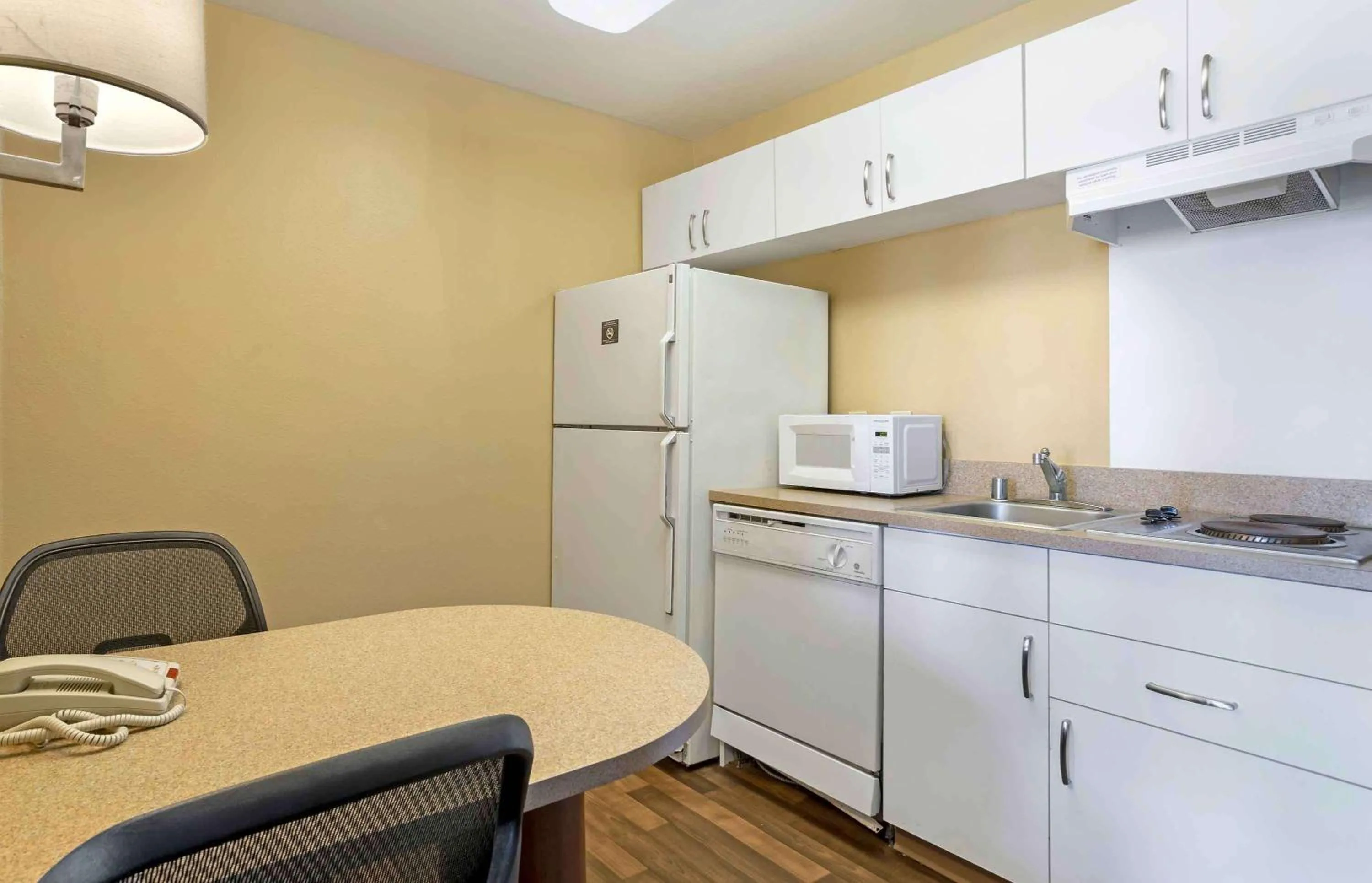 Kitchen or kitchenette in Extended Stay America Suites - Houston - Med Ctr - NRG Park - Braeswood Blvd