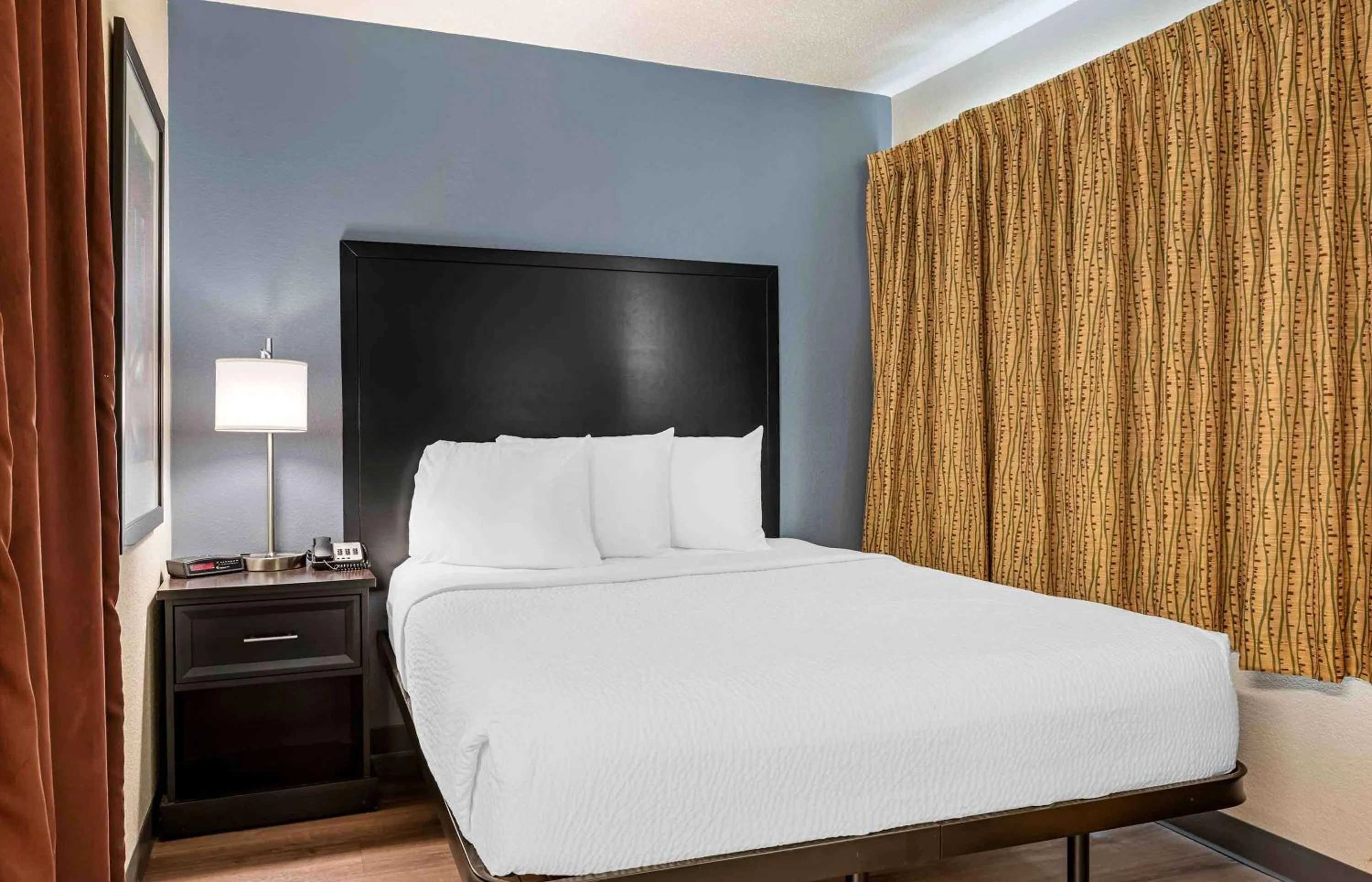 Bedroom, Bed in Extended Stay America Suites - Cincinnati - Blue Ash - Reed Hartman