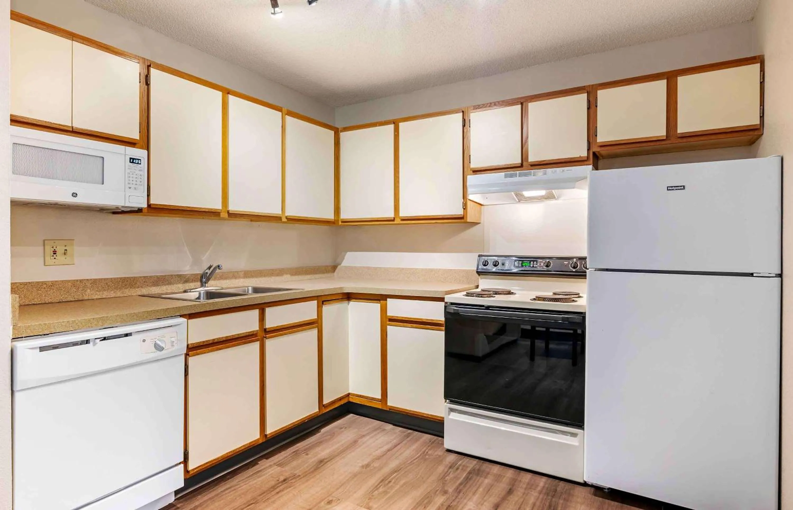 Kitchen or kitchenette in Extended Stay America Suites - Cincinnati - Blue Ash - Reed Hartman