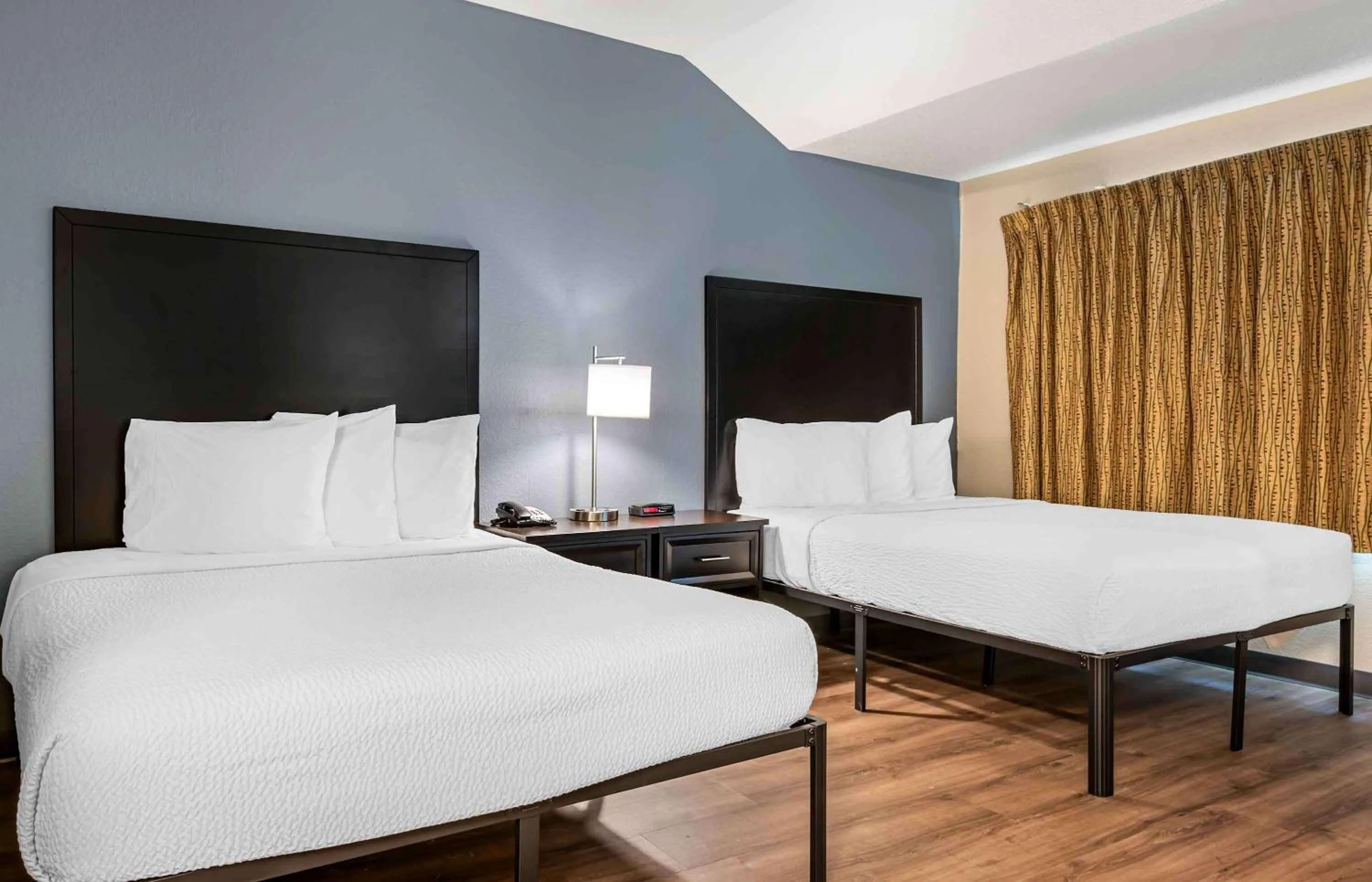 Bedroom, Bed in Extended Stay America Suites - Cincinnati - Blue Ash - Reed Hartman