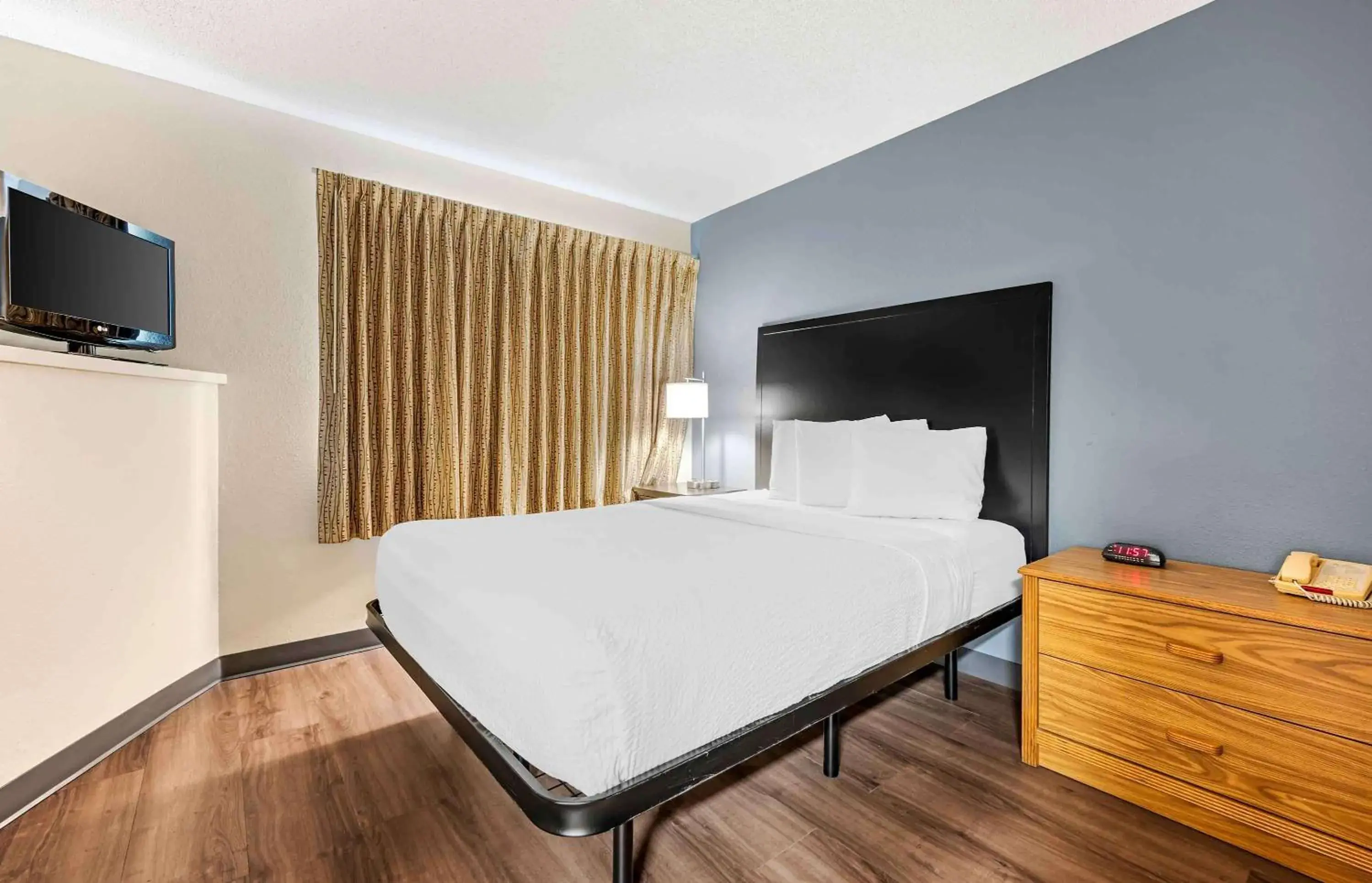 One Bedroom Suite with 1 Queen Bed - Non-Smoking in Extended Stay America Suites - Cincinnati - Blue Ash - Reed Hartman One Bedroom Suite with 1 Queen Bed - Non-Smoking in Extended Stay America Suites - Cincinnati - Blue Ash - Reed Hartman
