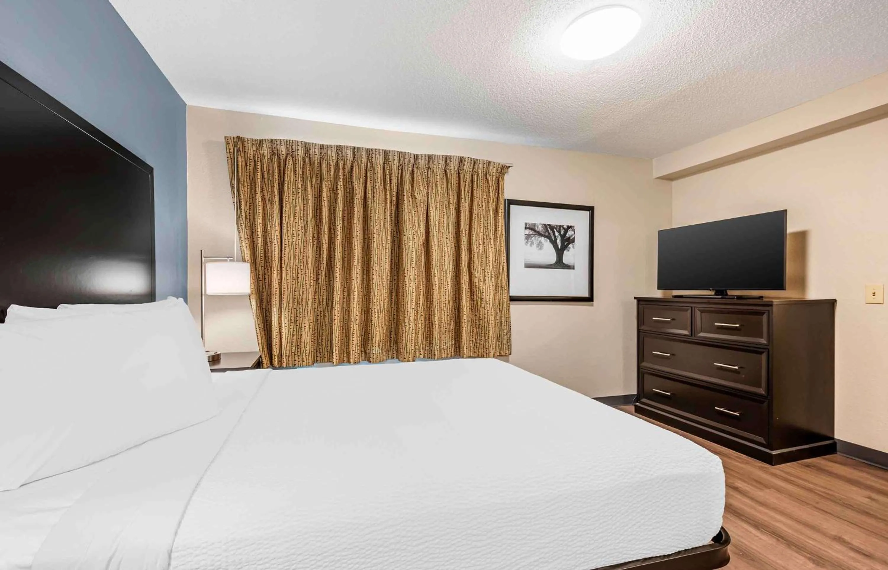 Bedroom, Bed in Extended Stay America Suites - Cincinnati - Blue Ash - Reed Hartman