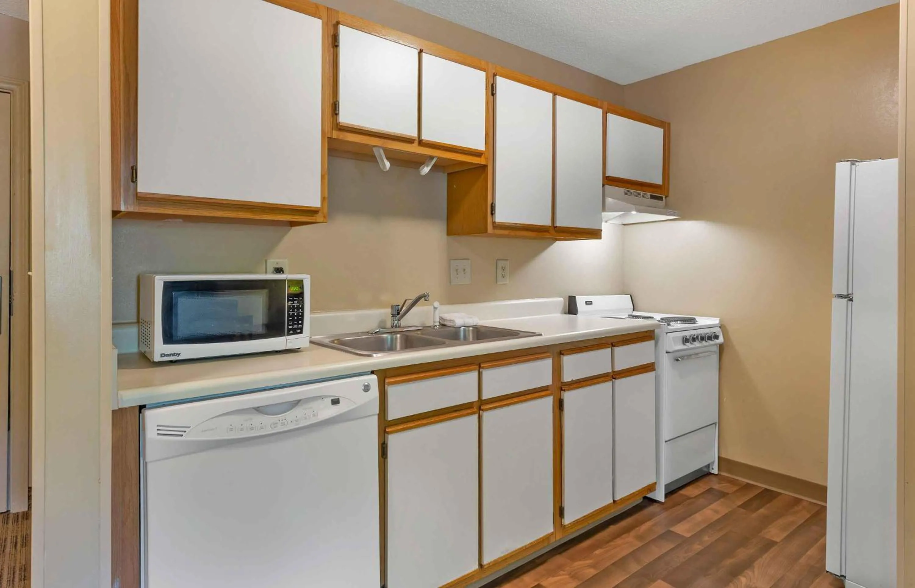 Kitchen or kitchenette in Extended Stay America Suites - Houston - Westchase - Westheimer