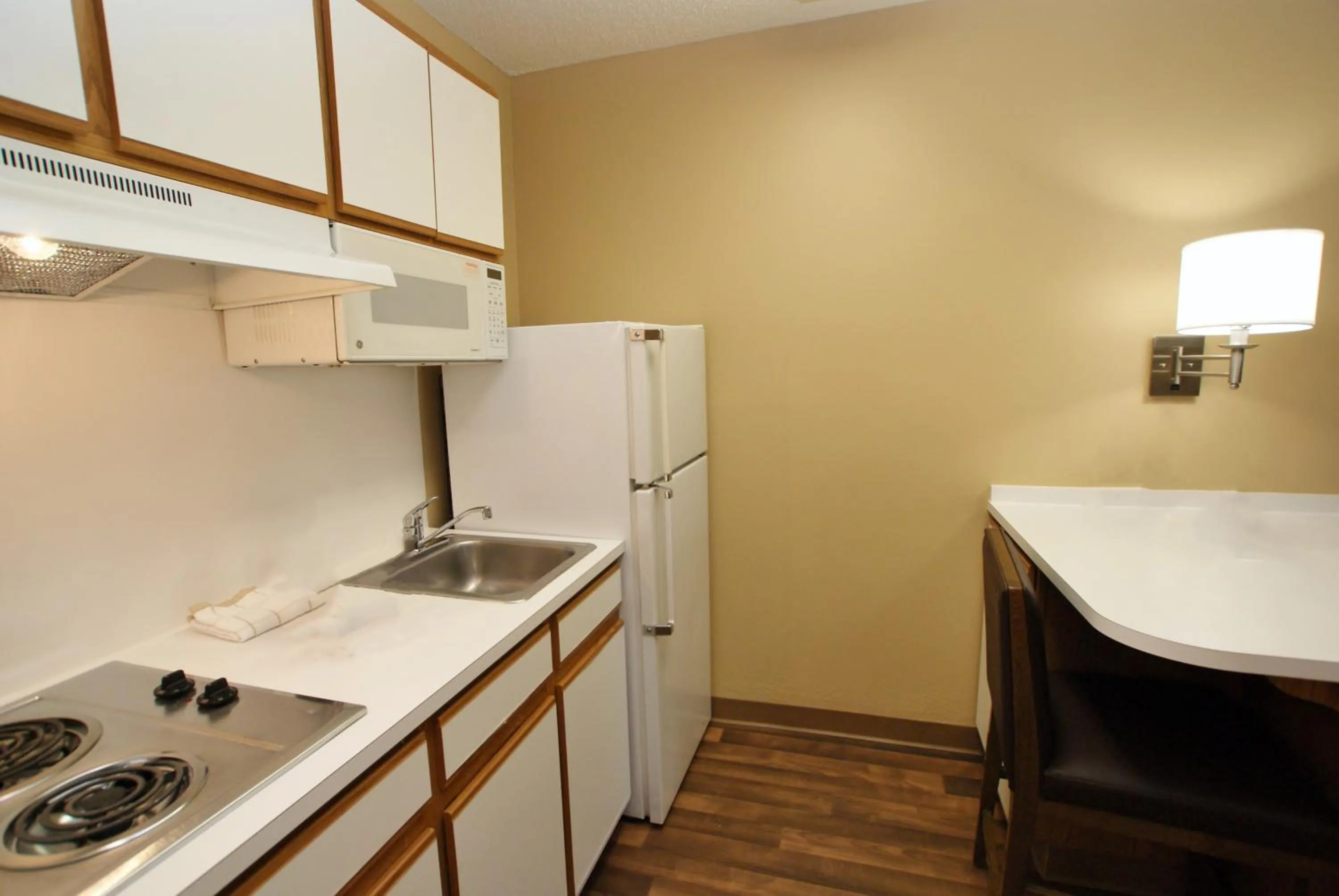 Kitchen or kitchenette in Extended Stay America Select Suites - Atlanta - Perimeter - Hammond Drive
