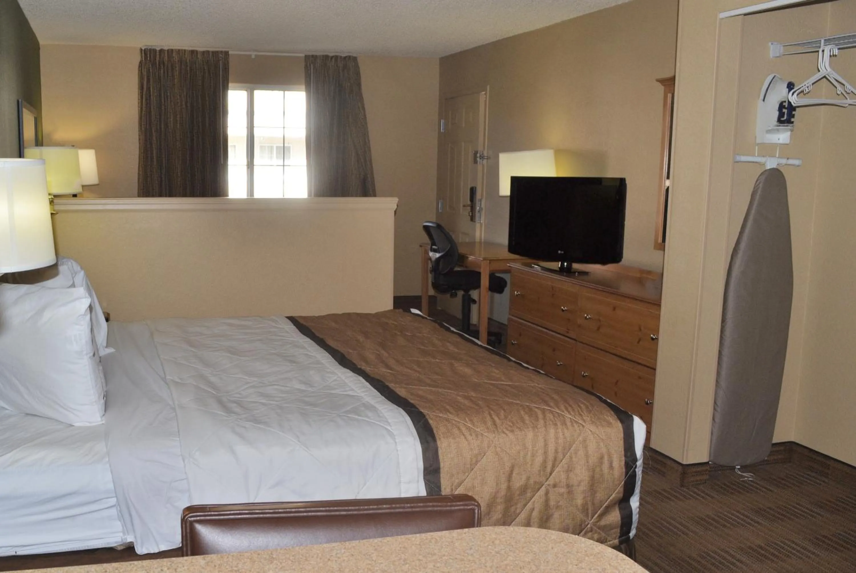Bed in Extended Stay America Select Suites - Atlanta - Perimeter - Hammond Drive