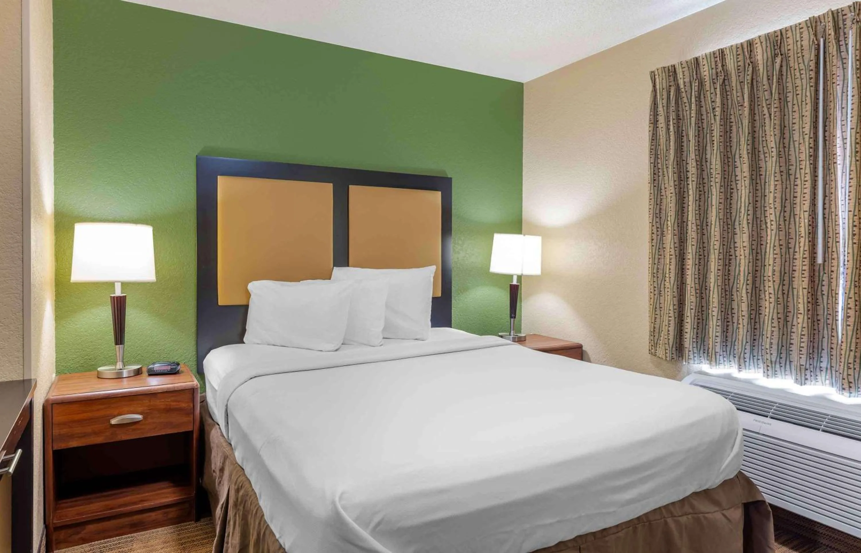 Bedroom, Bed in Extended Stay America Suites - Wichita - East
