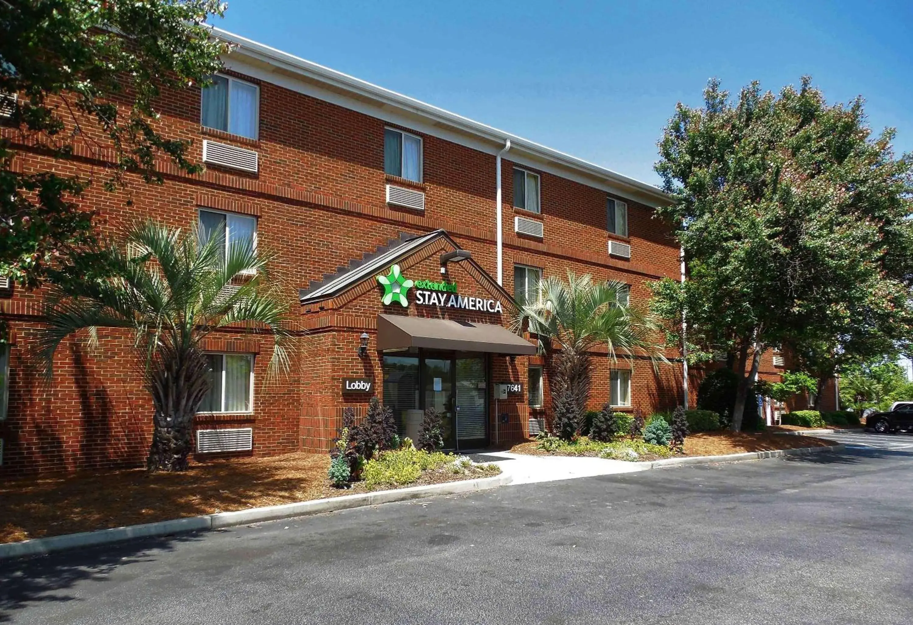 Property building in Extended Stay America Suites - Charleston - Northwoods Blvd Property building in Extended Stay America Suites - Charleston - Northwoods Blvd
