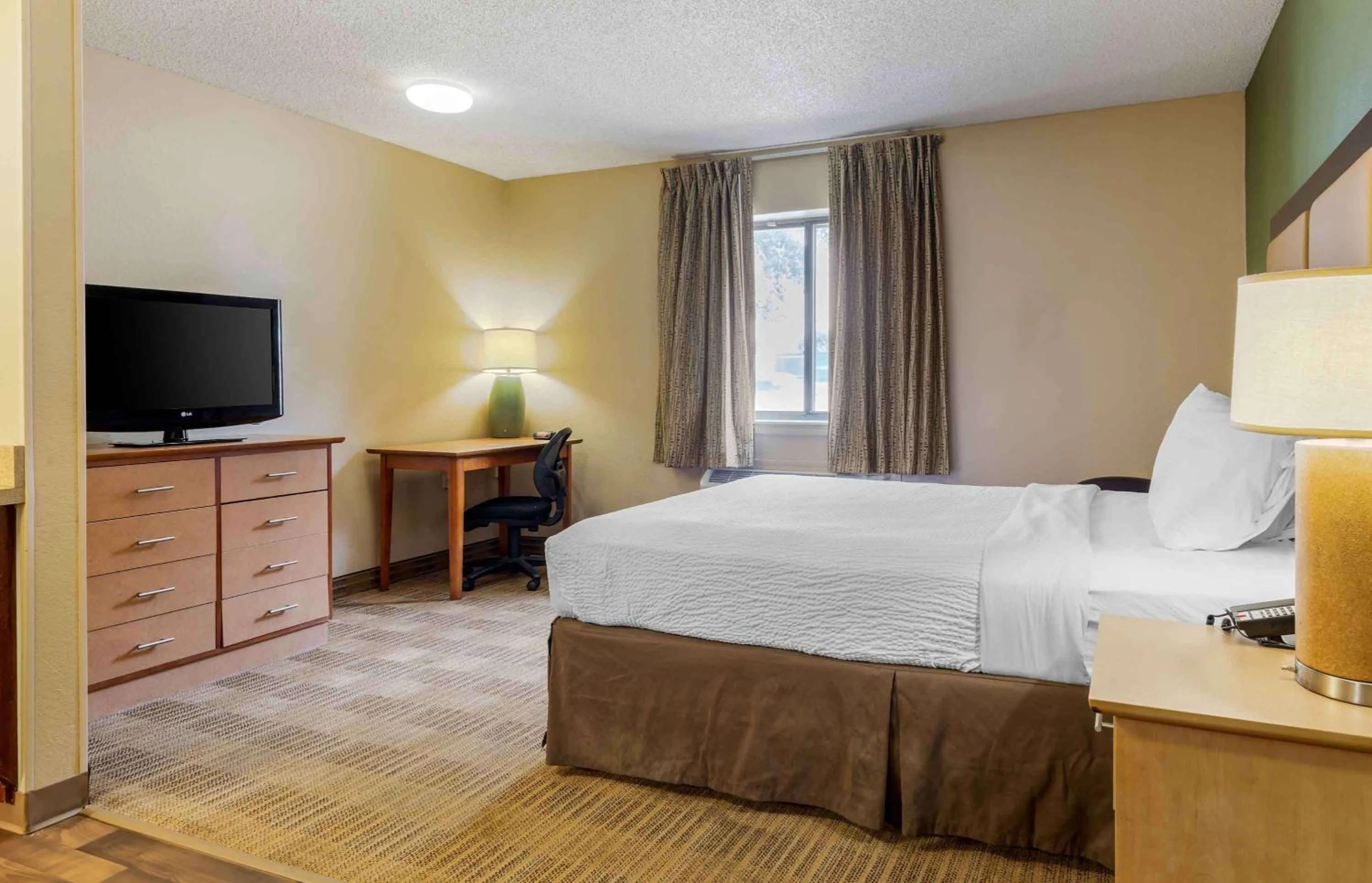 Bedroom, Bed in Extended Stay America Suites - Charleston - Northwoods Blvd