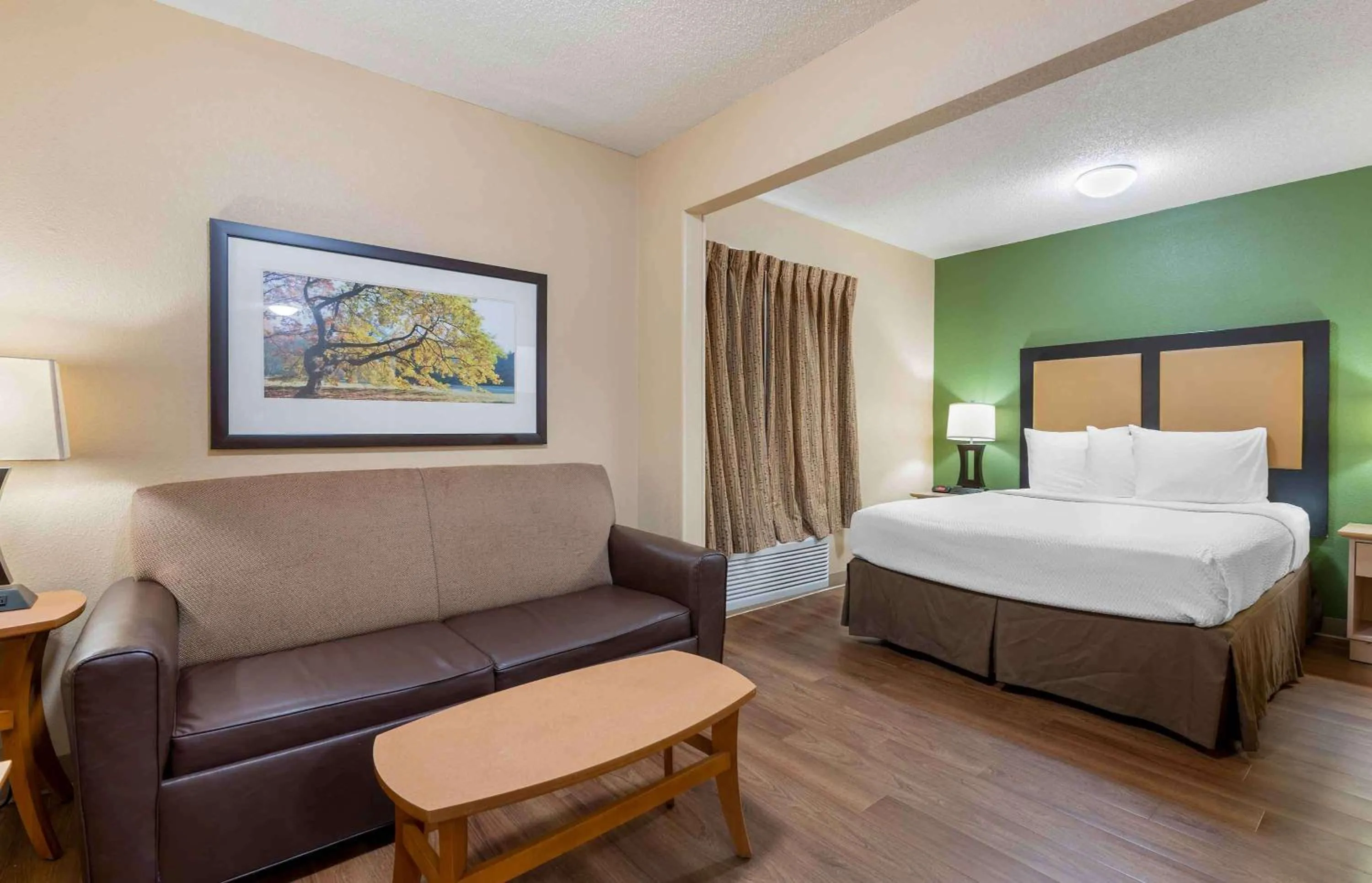 Bedroom in Extended Stay America Select Suites - Newport News - I-64 - Jefferson Avenue