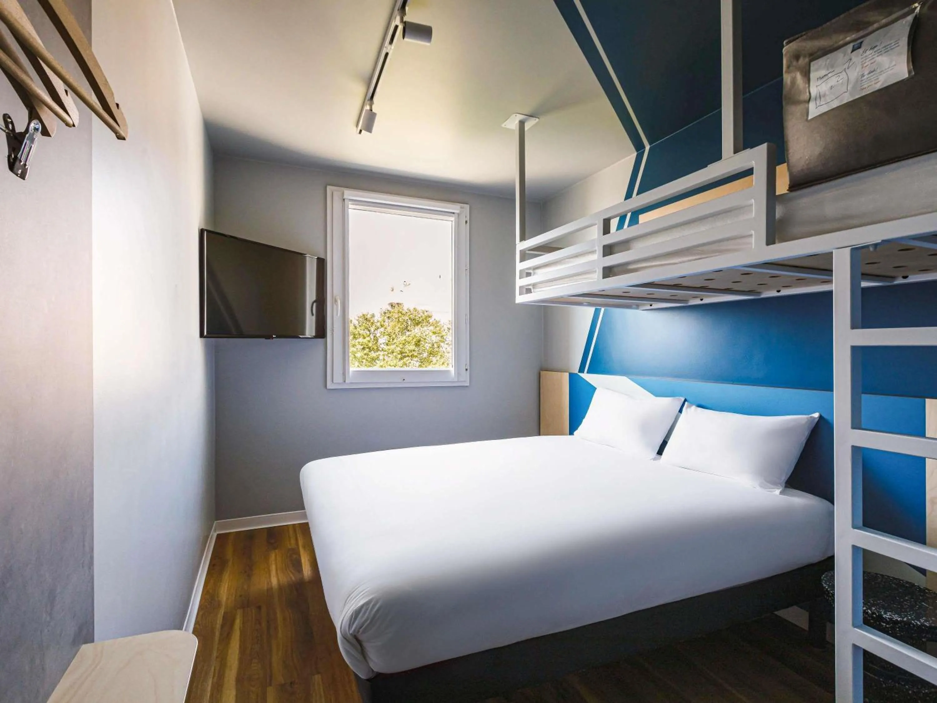 Bedroom, Bed in ibis budget Lyon Villeurbanne