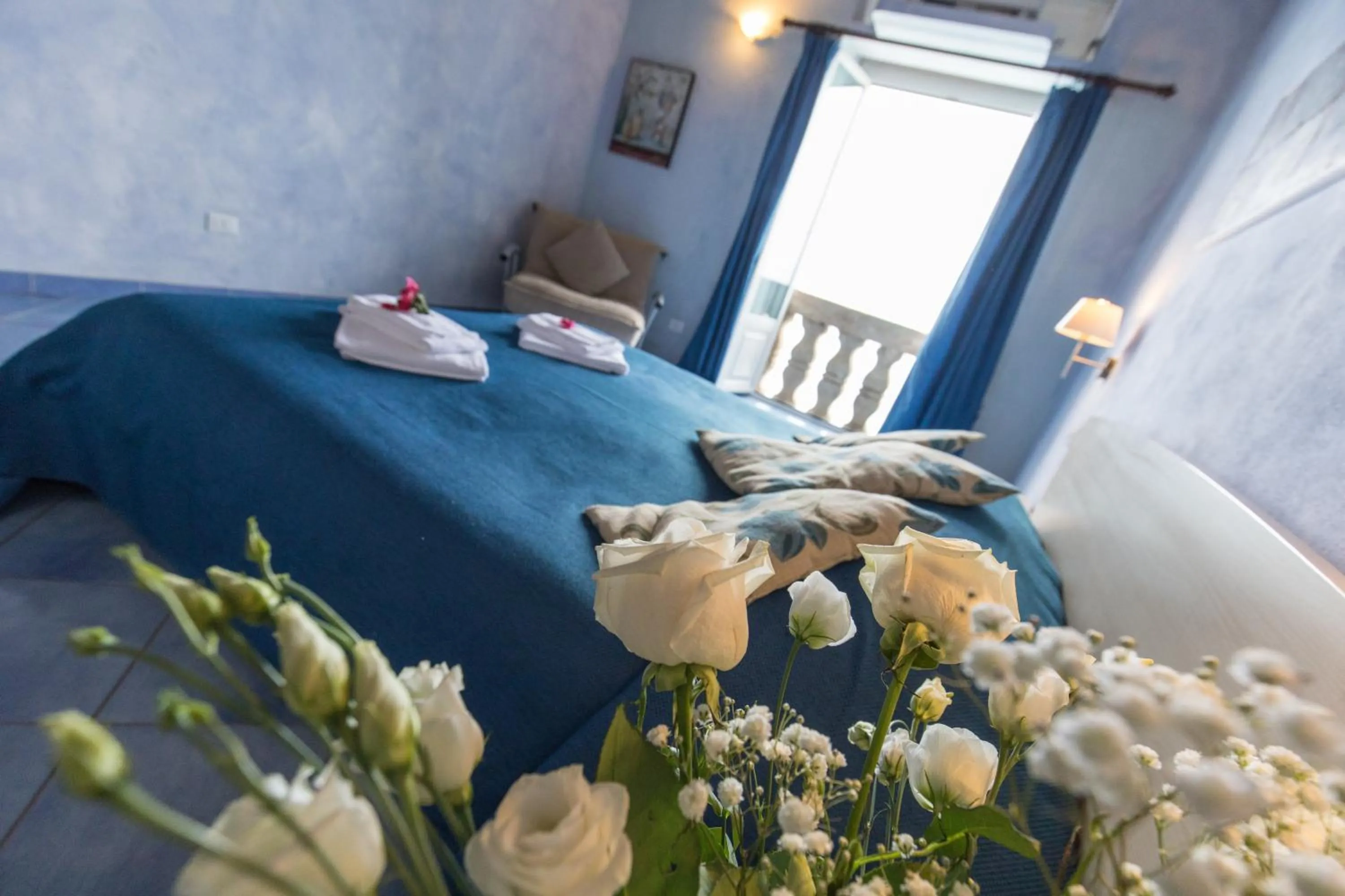 Photo of the whole room, Bed in Blu Tropea Maison