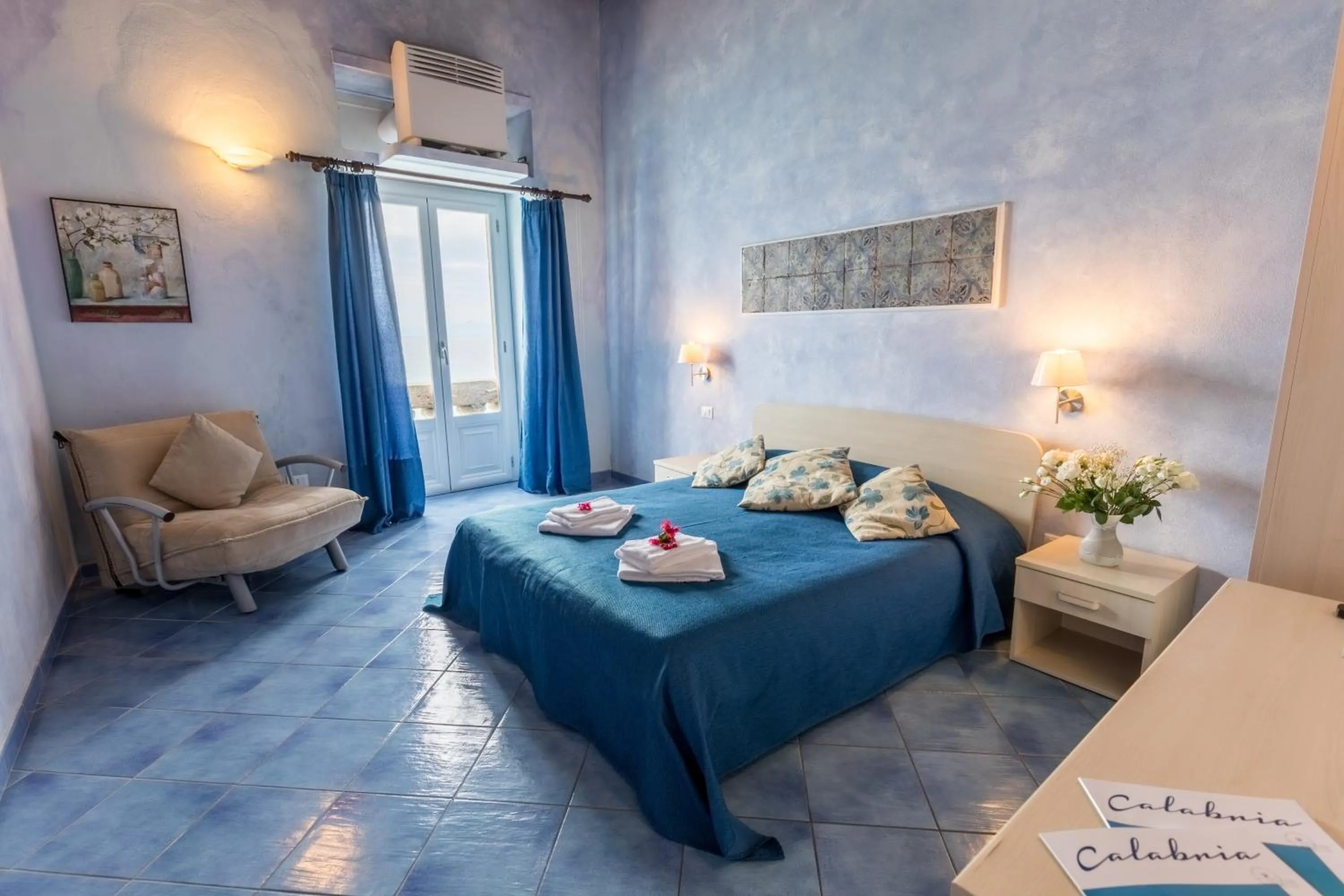 Photo of the whole room, Bed in Blu Tropea Maison
