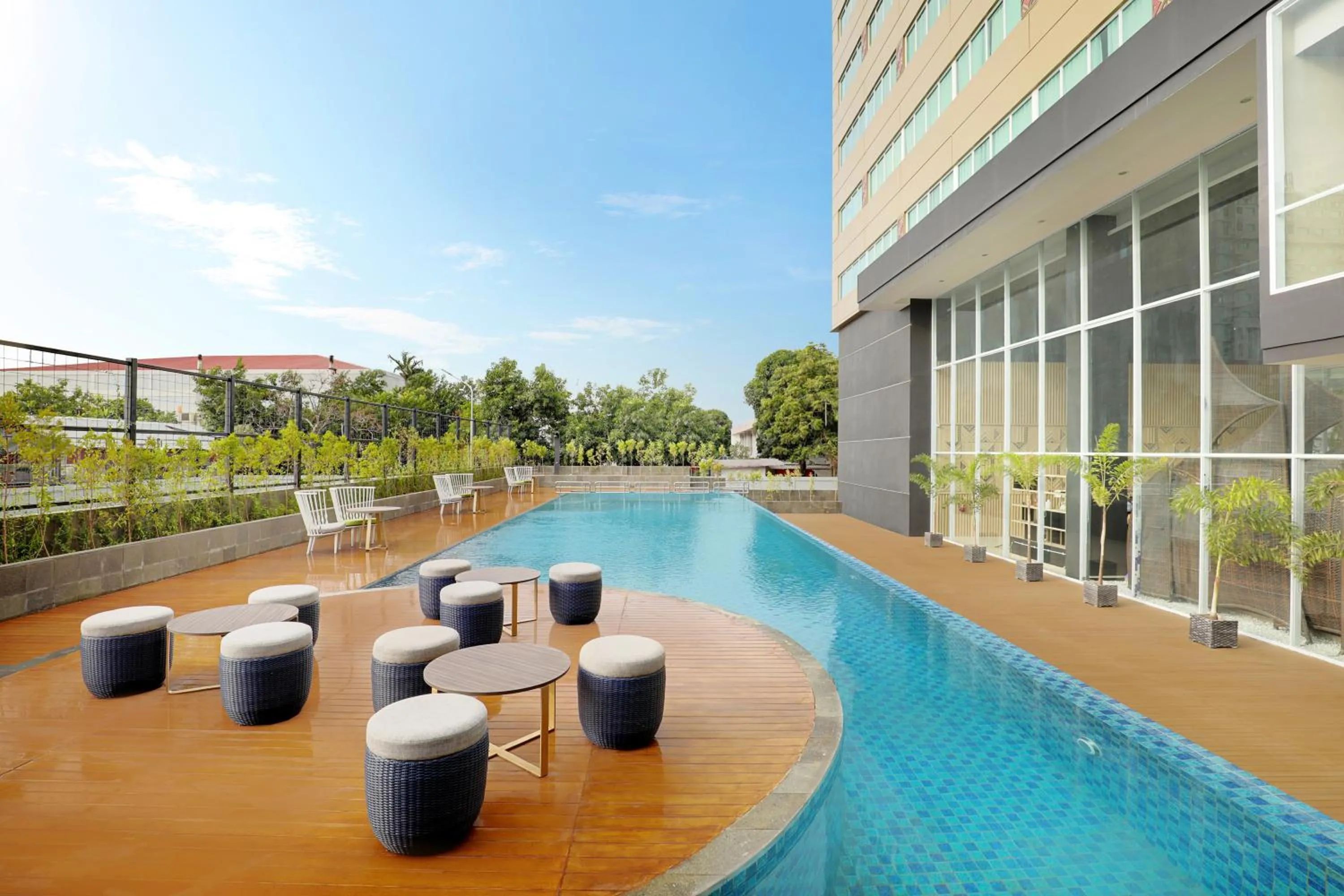 Swimming pool in Mercure Makassar Nexa Pettarani