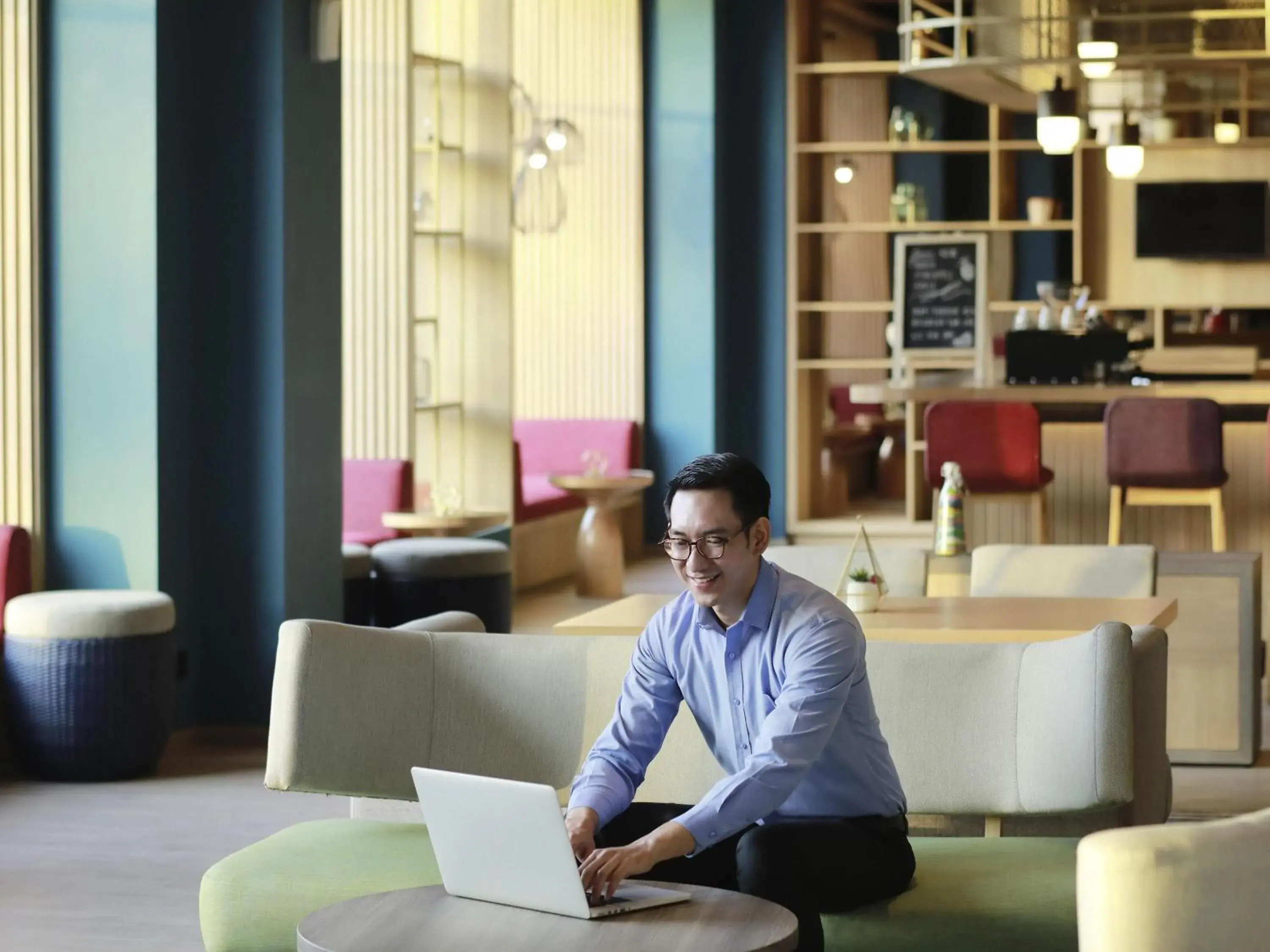 Lounge or bar in Mercure Makassar Nexa Pettarani Lounge or bar in Mercure Makassar Nexa Pettarani