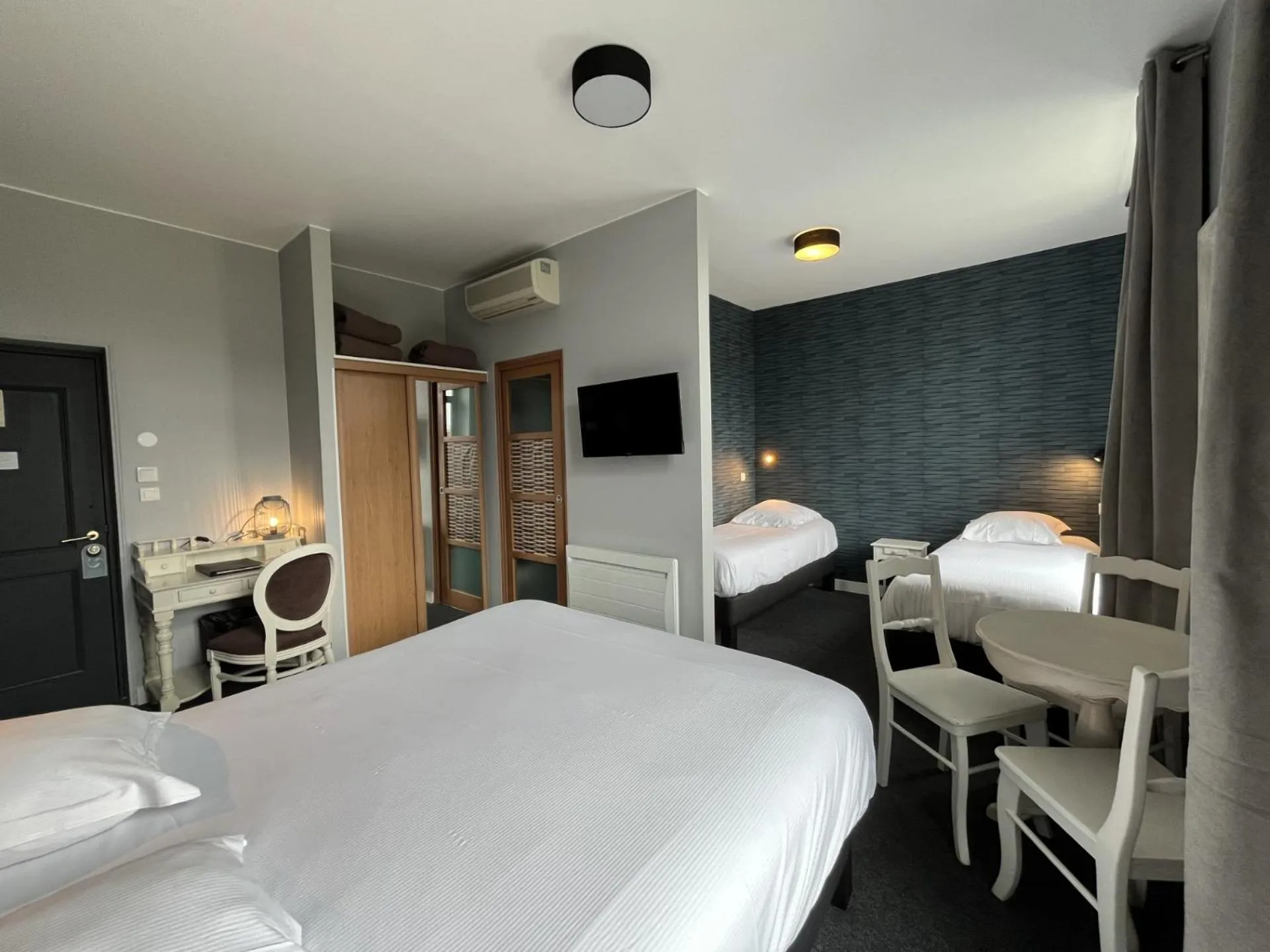 Photo of the whole room, Bed in Saint Jean