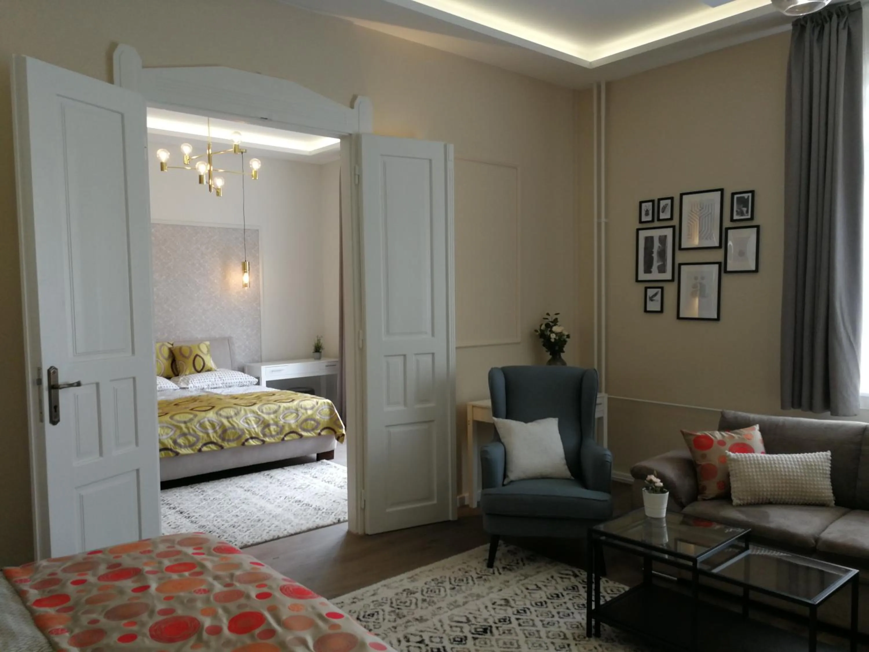 Living room, Bed in Visit Debrecen Apartman