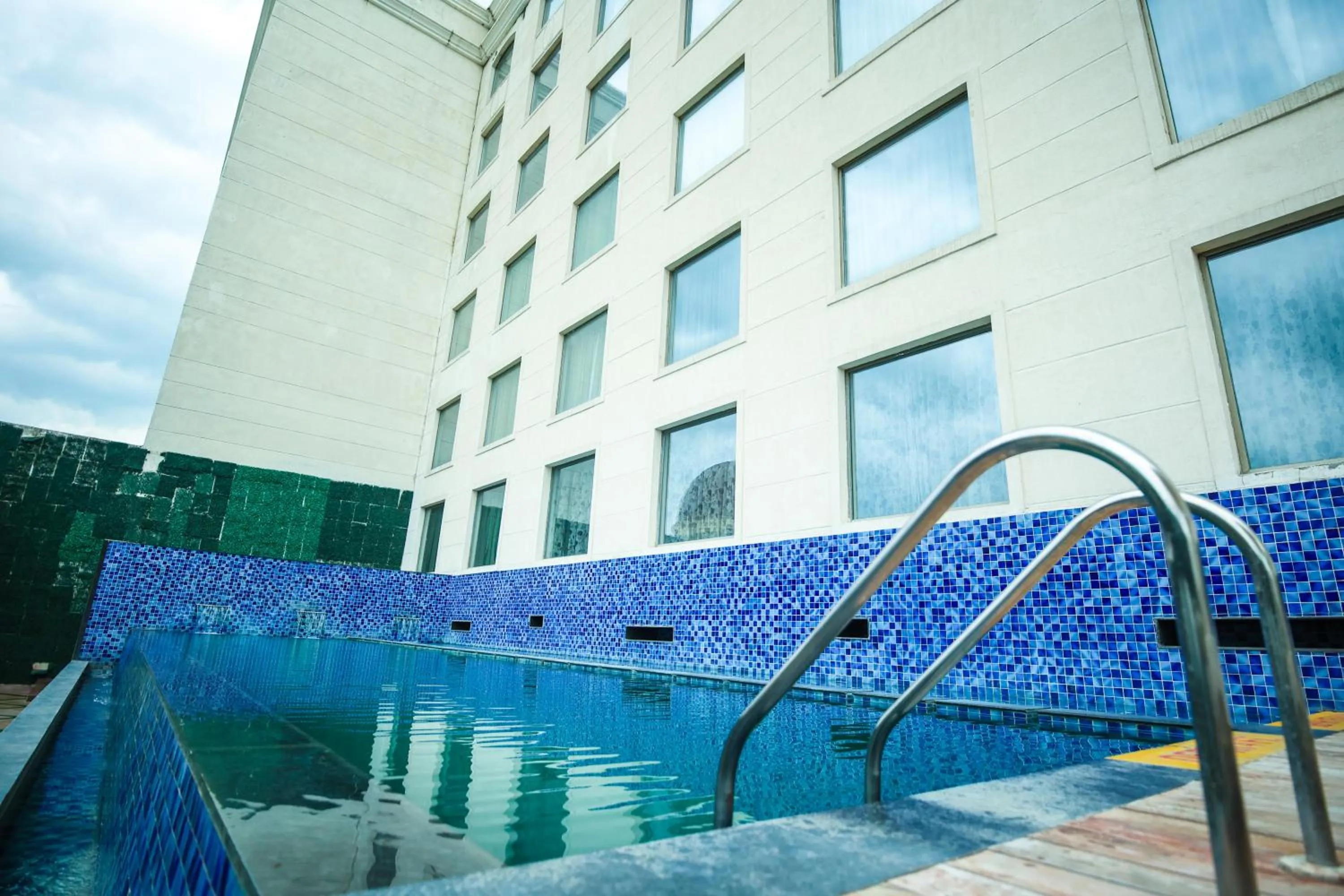 Swimming pool in Ramada Plaza by Wyndham Lucknow