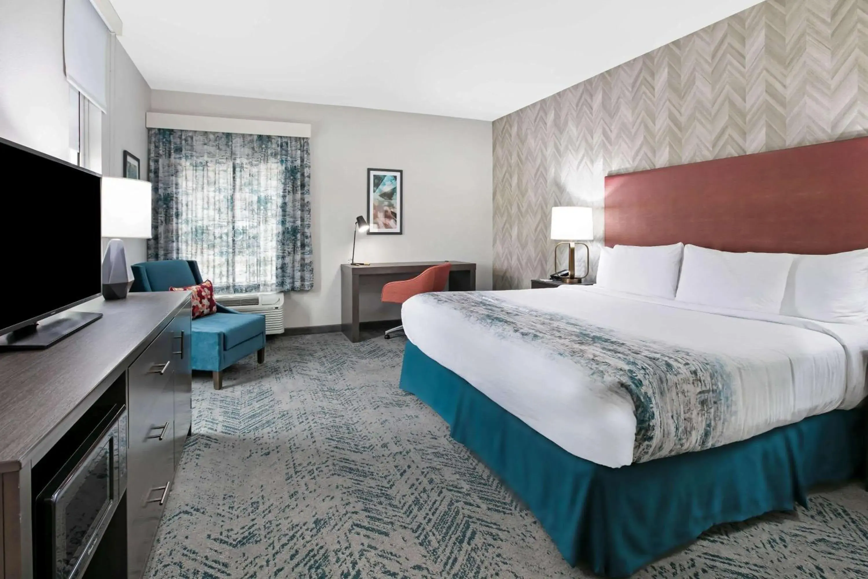 Photo of the whole room, Bed in La Quinta Inn & Suites DFW West-Glade-Parks Photo of the whole room, Bed in La Quinta Inn & Suites DFW West-Glade-Parks