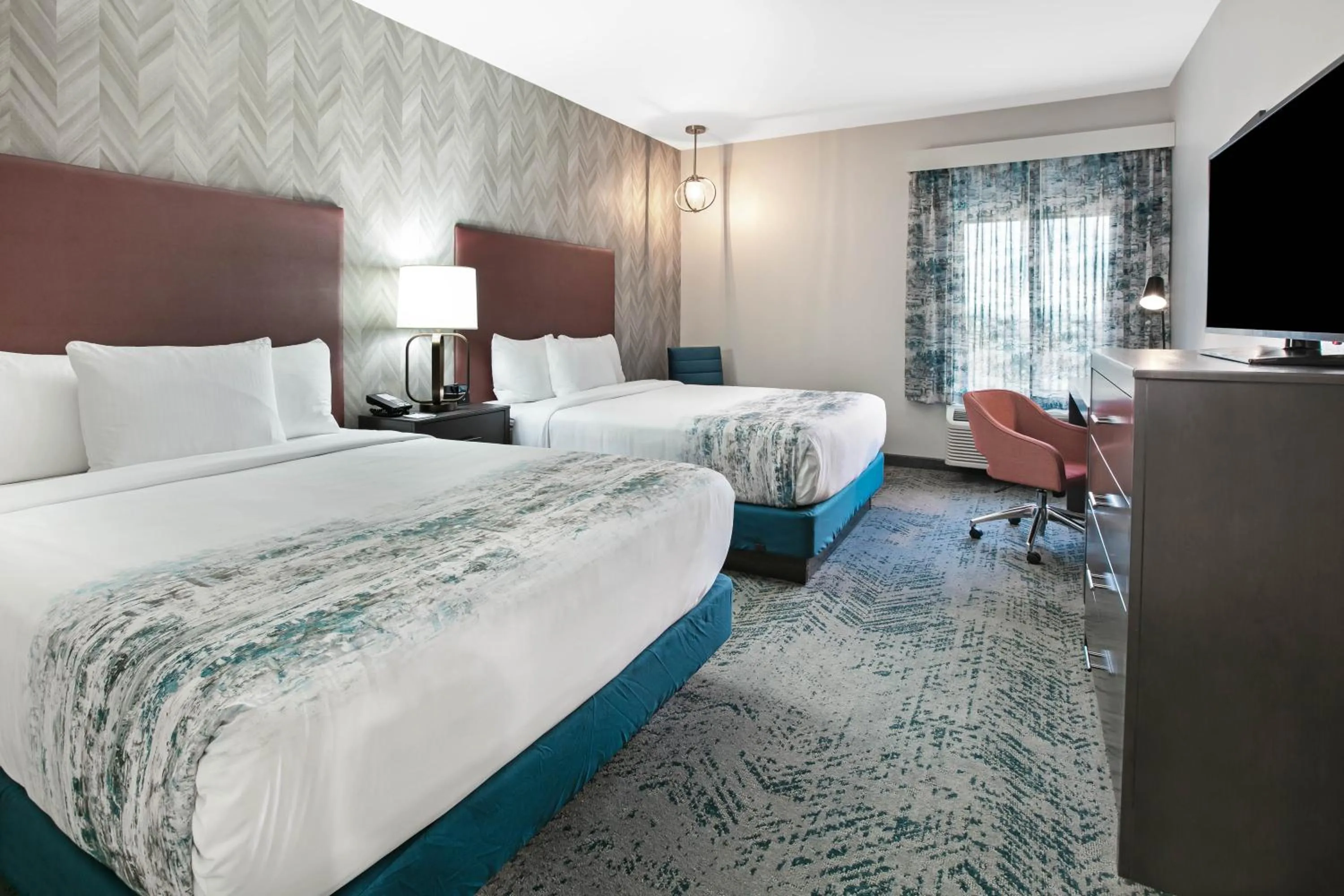 Photo of the whole room, Bed in La Quinta Inn & Suites DFW West-Glade-Parks