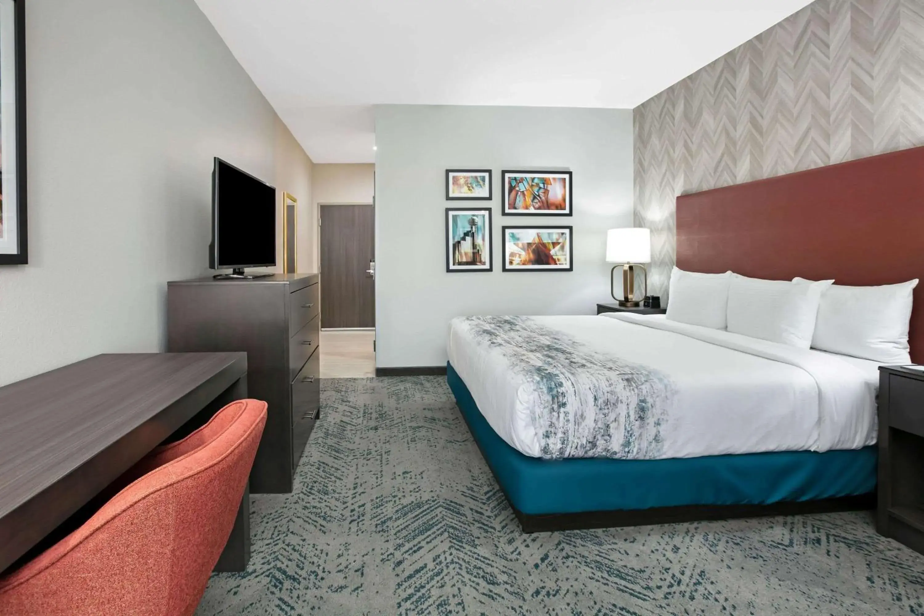 Photo of the whole room, Bed in La Quinta Inn & Suites DFW West-Glade-Parks Photo of the whole room, Bed in La Quinta Inn & Suites DFW West-Glade-Parks