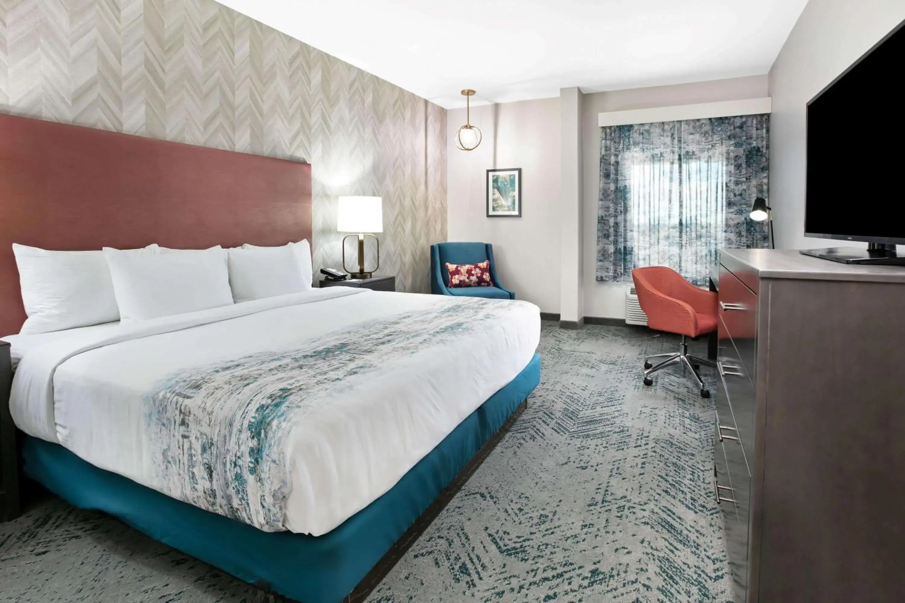 Photo of the whole room, Bed in La Quinta Inn & Suites DFW West-Glade-Parks Photo of the whole room, Bed in La Quinta Inn & Suites DFW West-Glade-Parks