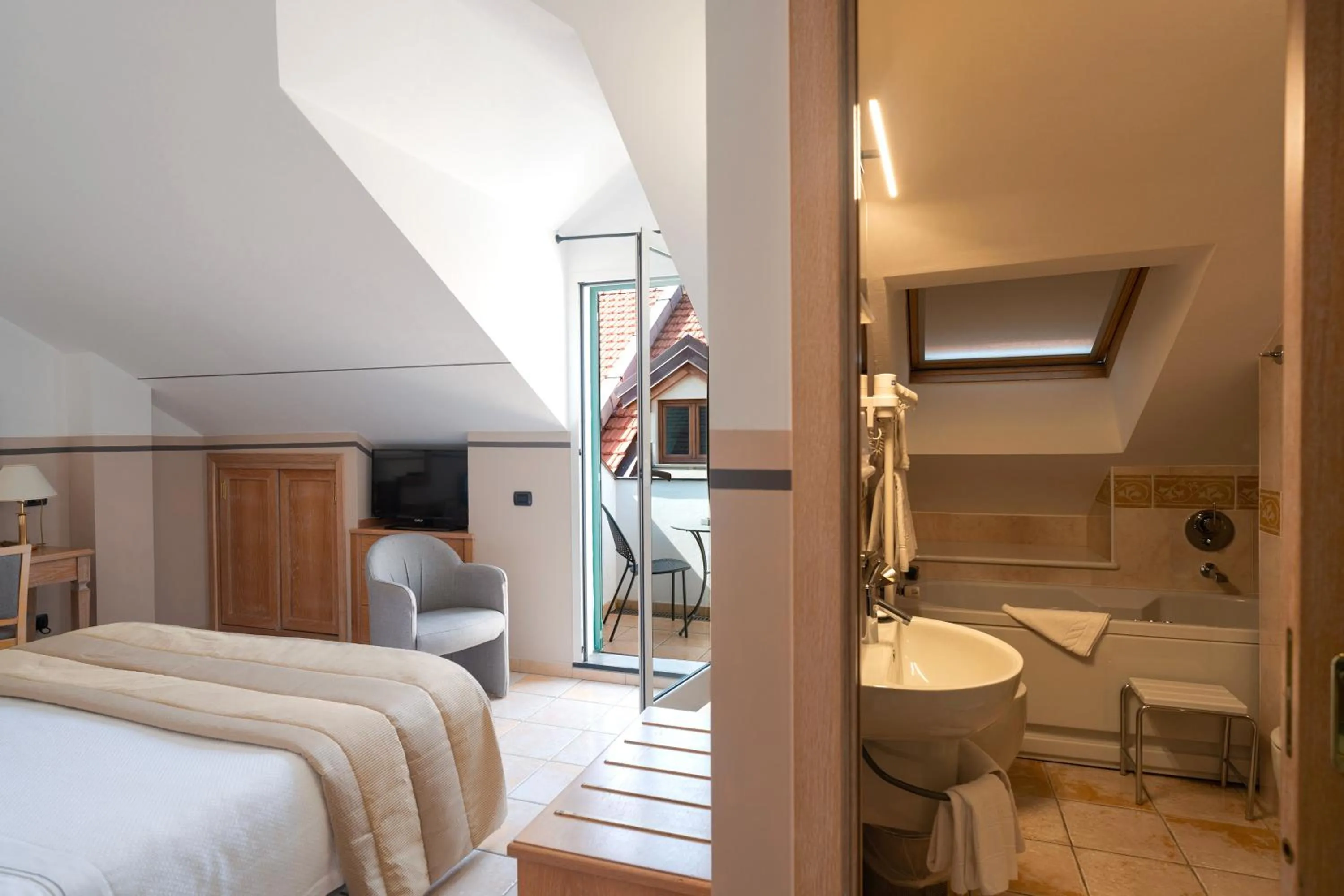 Shower, Bed in Hotel Ligure