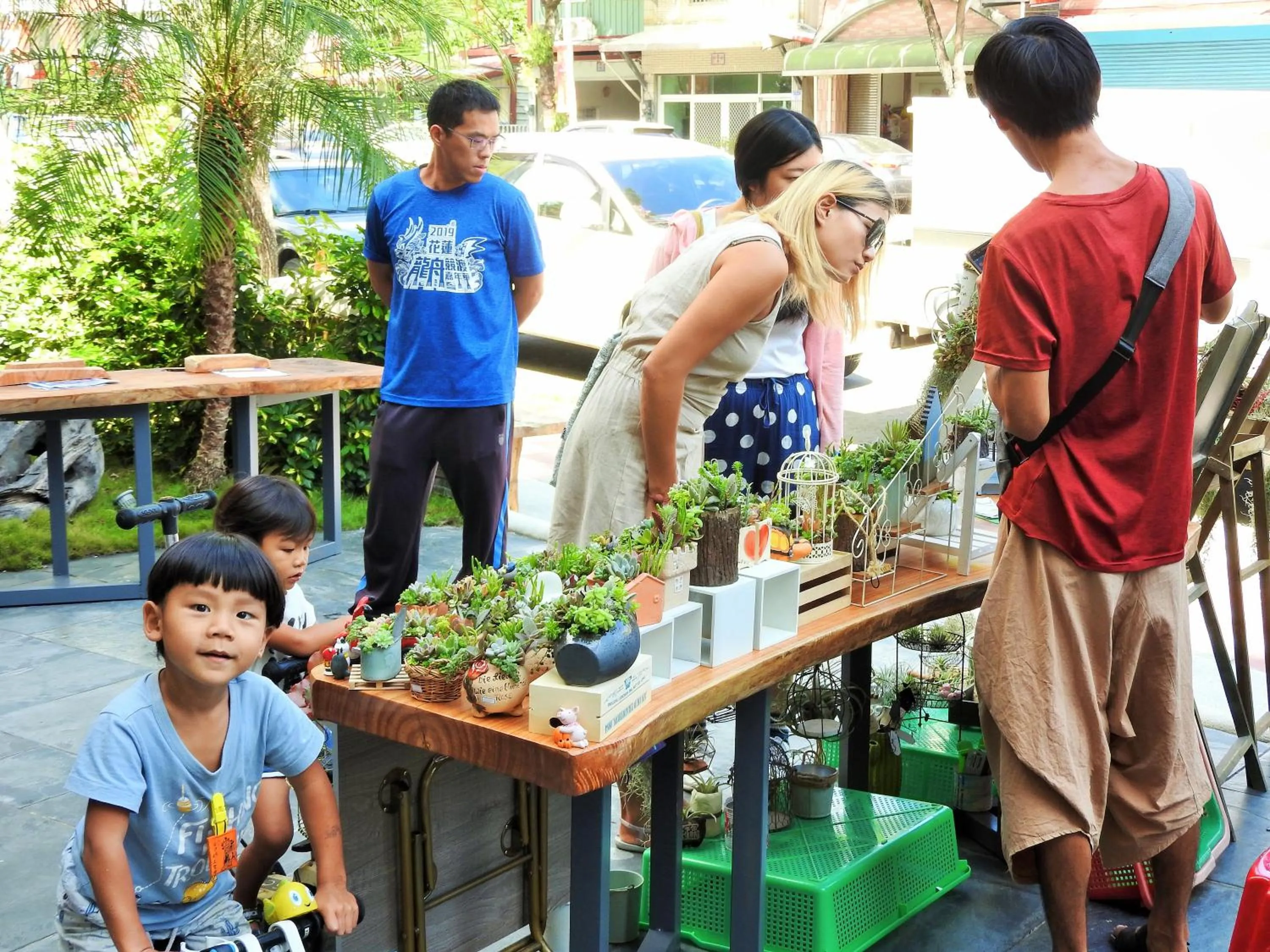 People in Blue Owl-Hualien No 2396-2397-2398-2399