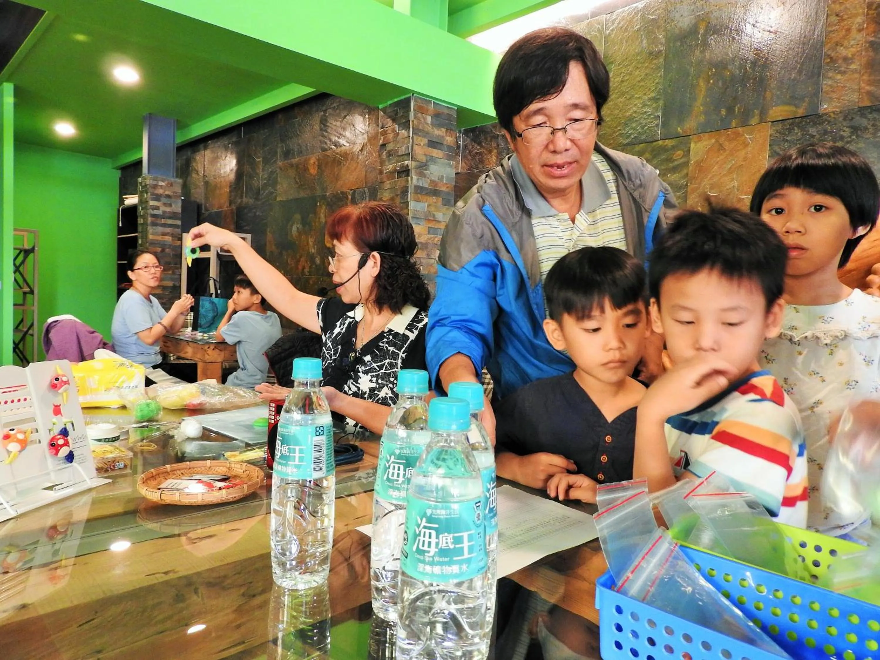 children in Blue Owl-Hualien No 2396-2397-2398-2399