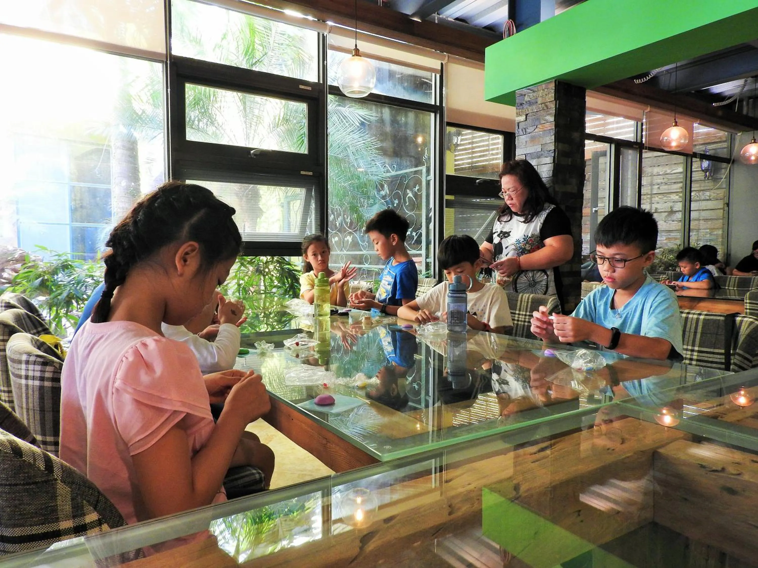 Guests in Blue Owl-Hualien No 2396-2397-2398-2399