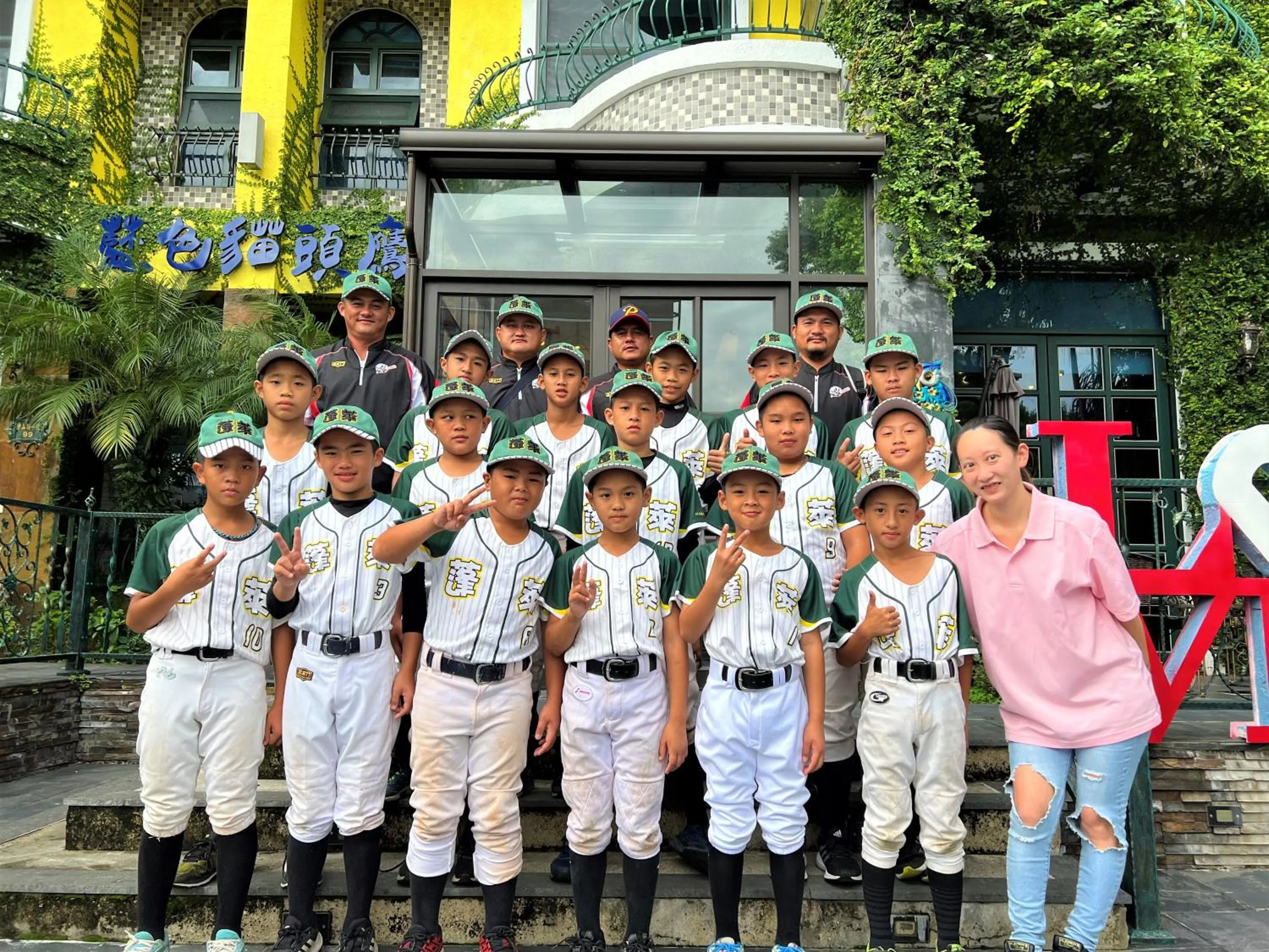 Guests in Blue Owl-Hualien No 2396-2397-2398-2399