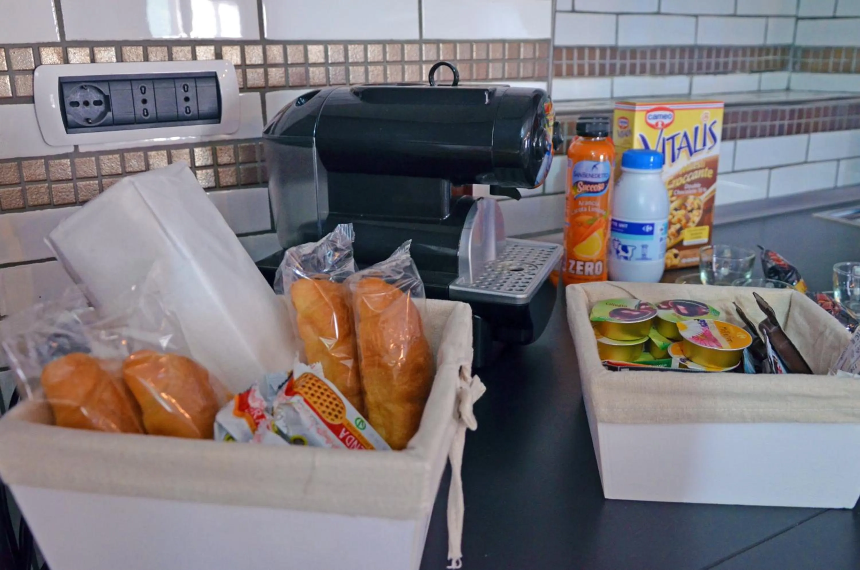 Coffee/tea facilities in beb la casetta rossa