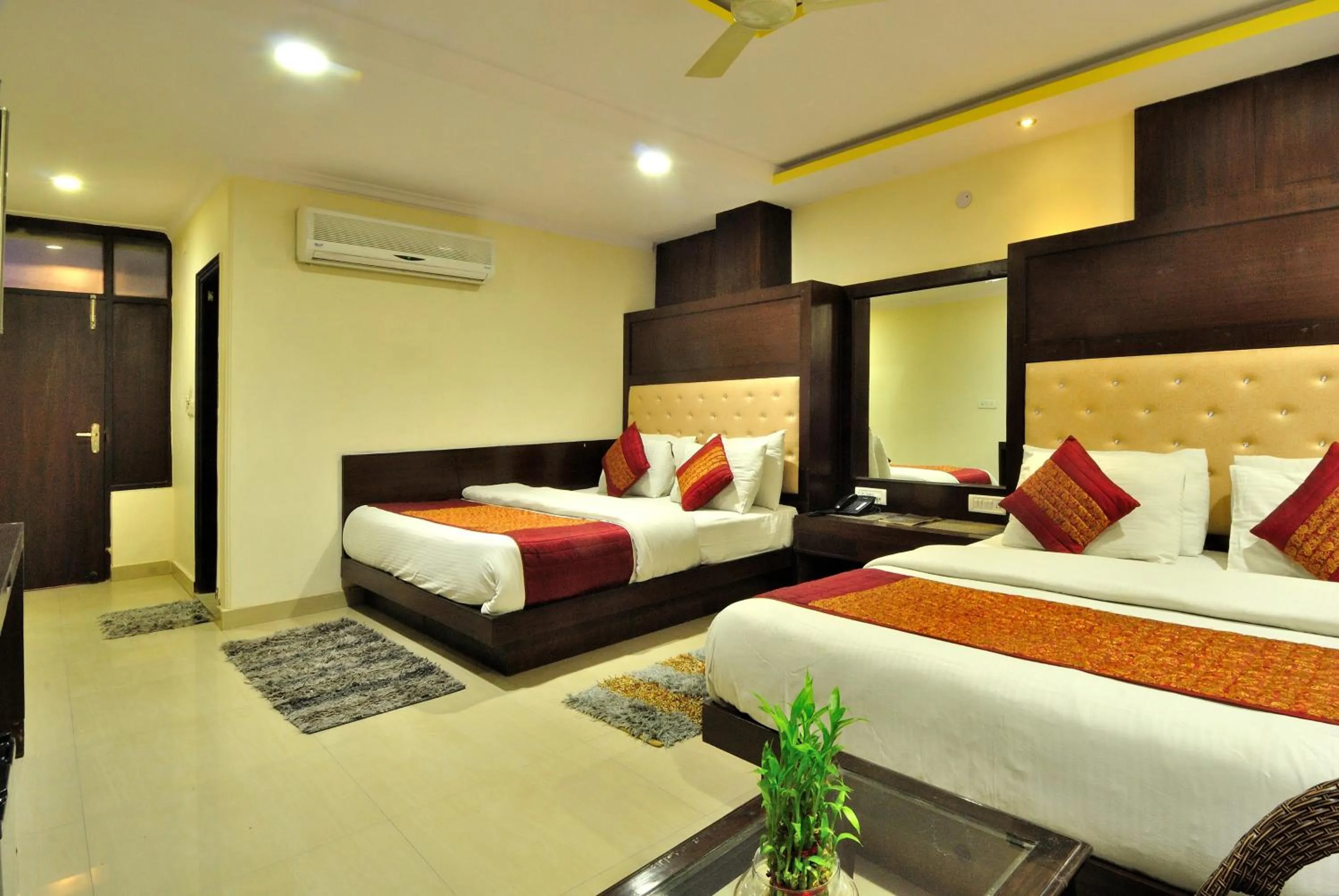 Photo of the whole room, Bed in Hotel Shelton