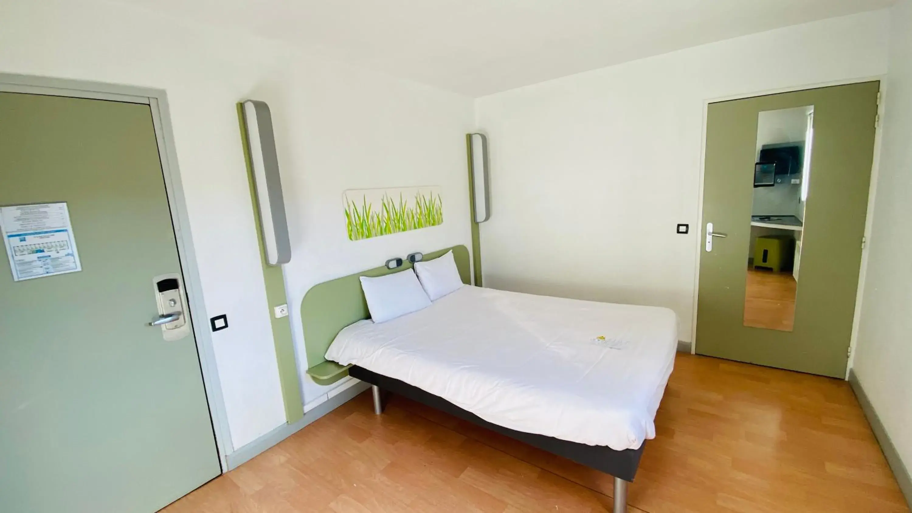 Bedroom, Bed in ibis Budget Caen Centre Gare Bedroom, Bed in ibis Budget Caen Centre Gare