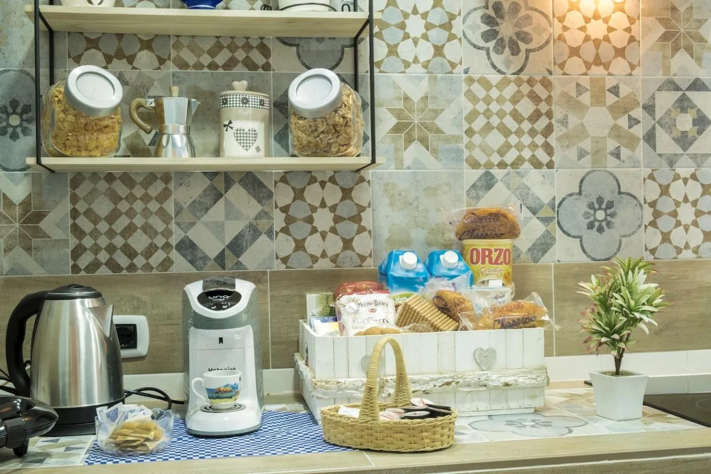 Kitchen or kitchenette in Little House Napoli