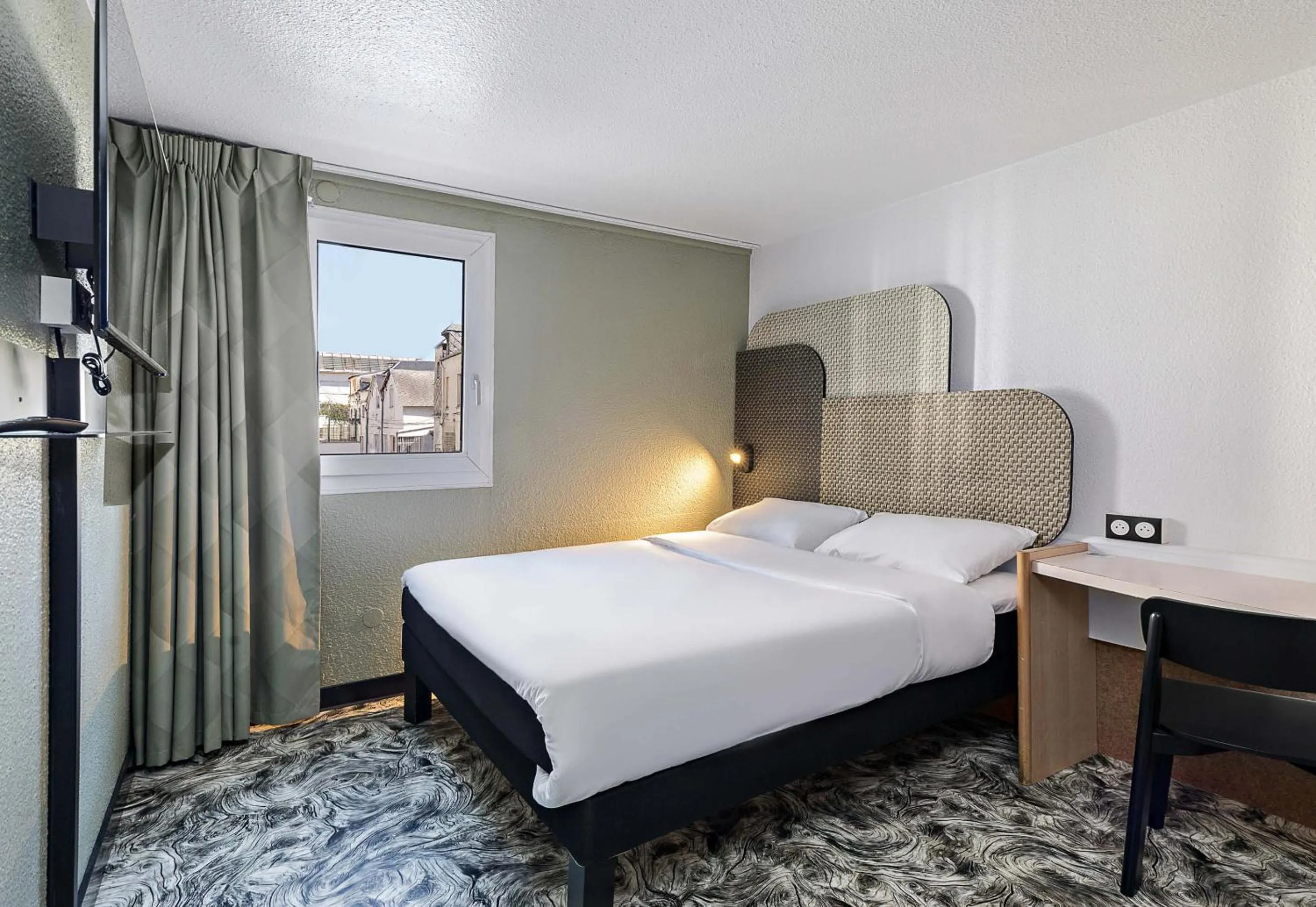 Bedroom, Bed in B&B HOTEL Rouen Centre Rive Droite