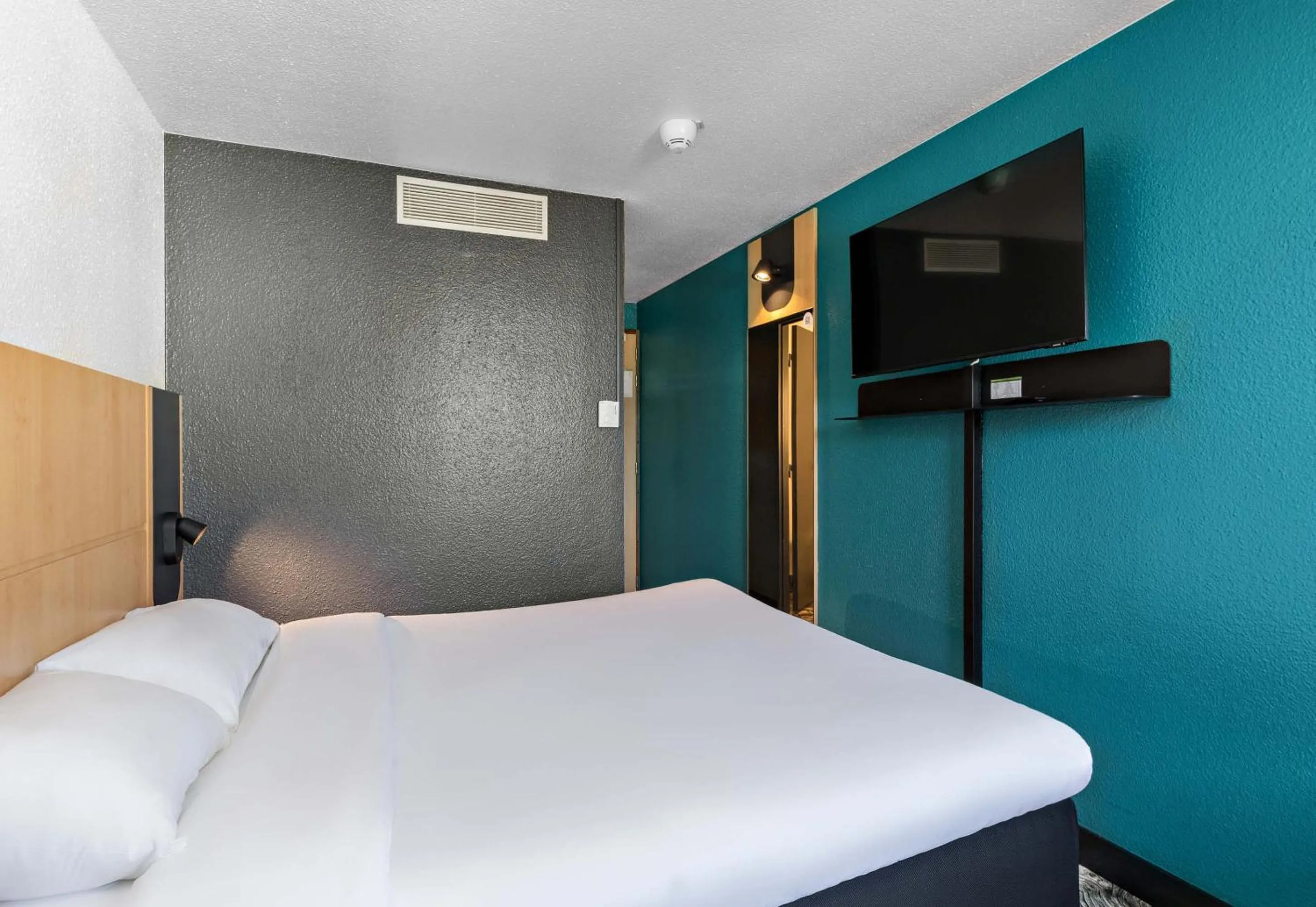 Bedroom, Bed in B&B HOTEL Rouen Centre Rive Droite