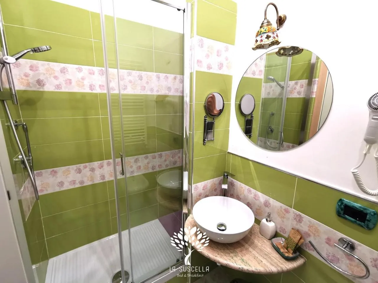 Shower in La Suscella Bed & Breakfast