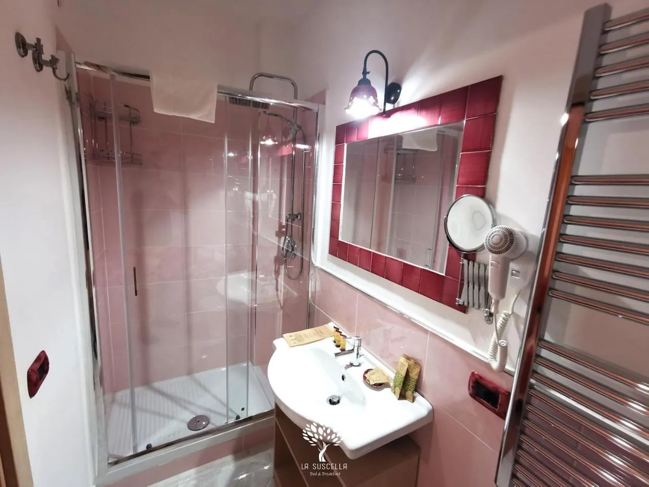 Shower in La Suscella Bed & Breakfast