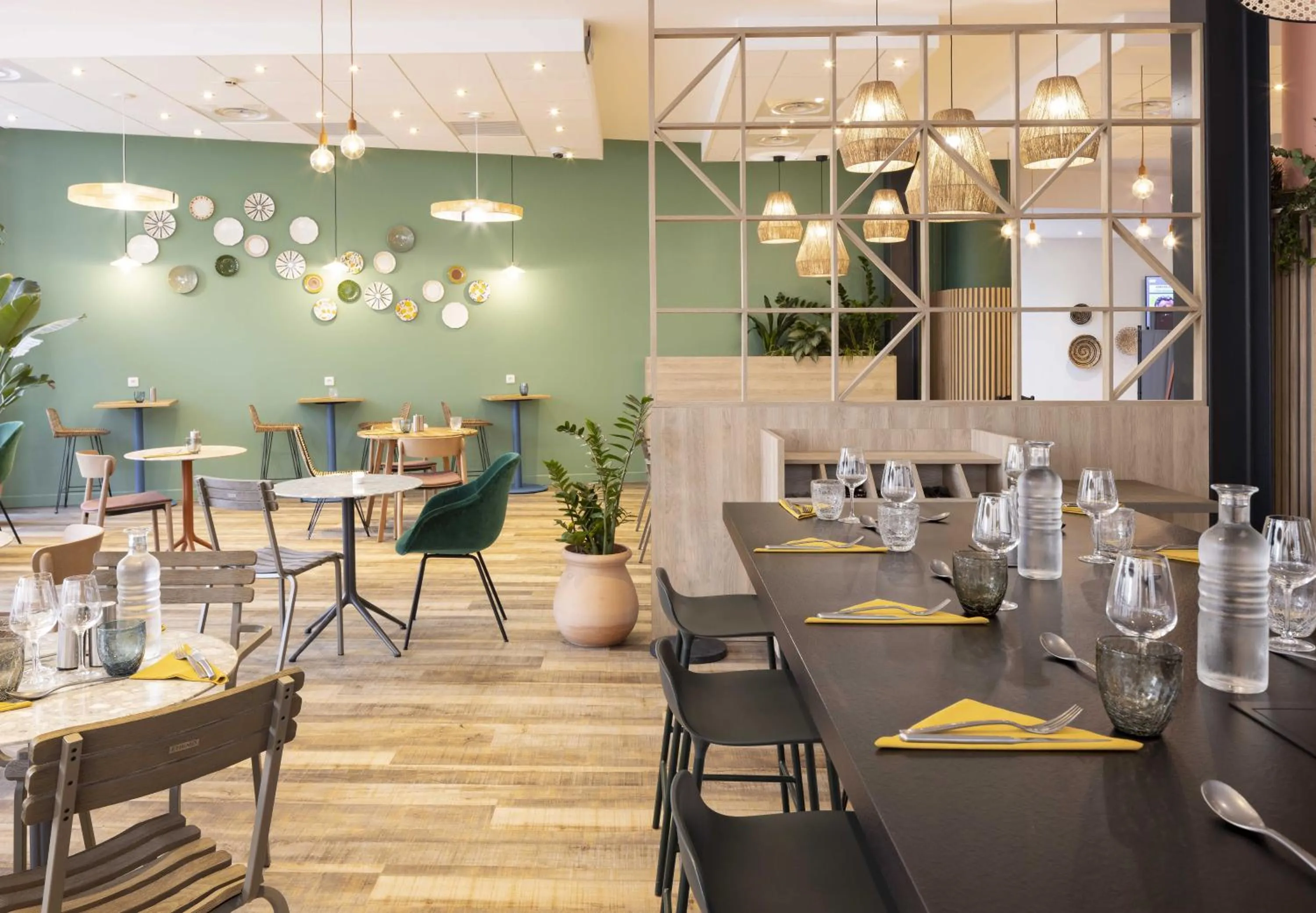 Restaurant/places to eat in ibis Marseille Centre Euromed