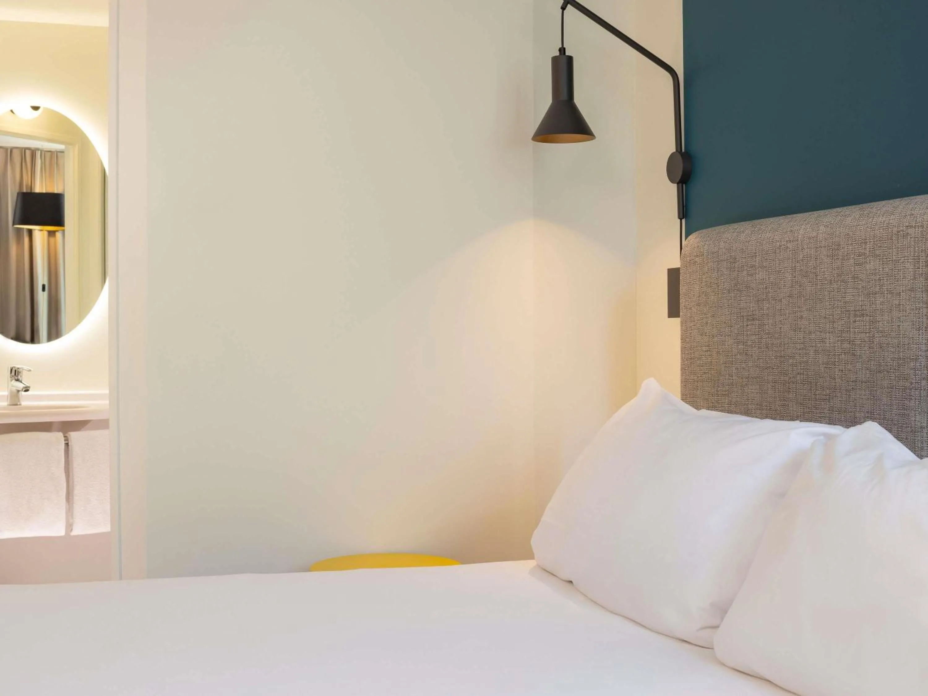 Bedroom, Bed in ibis Marseille Centre Euromed