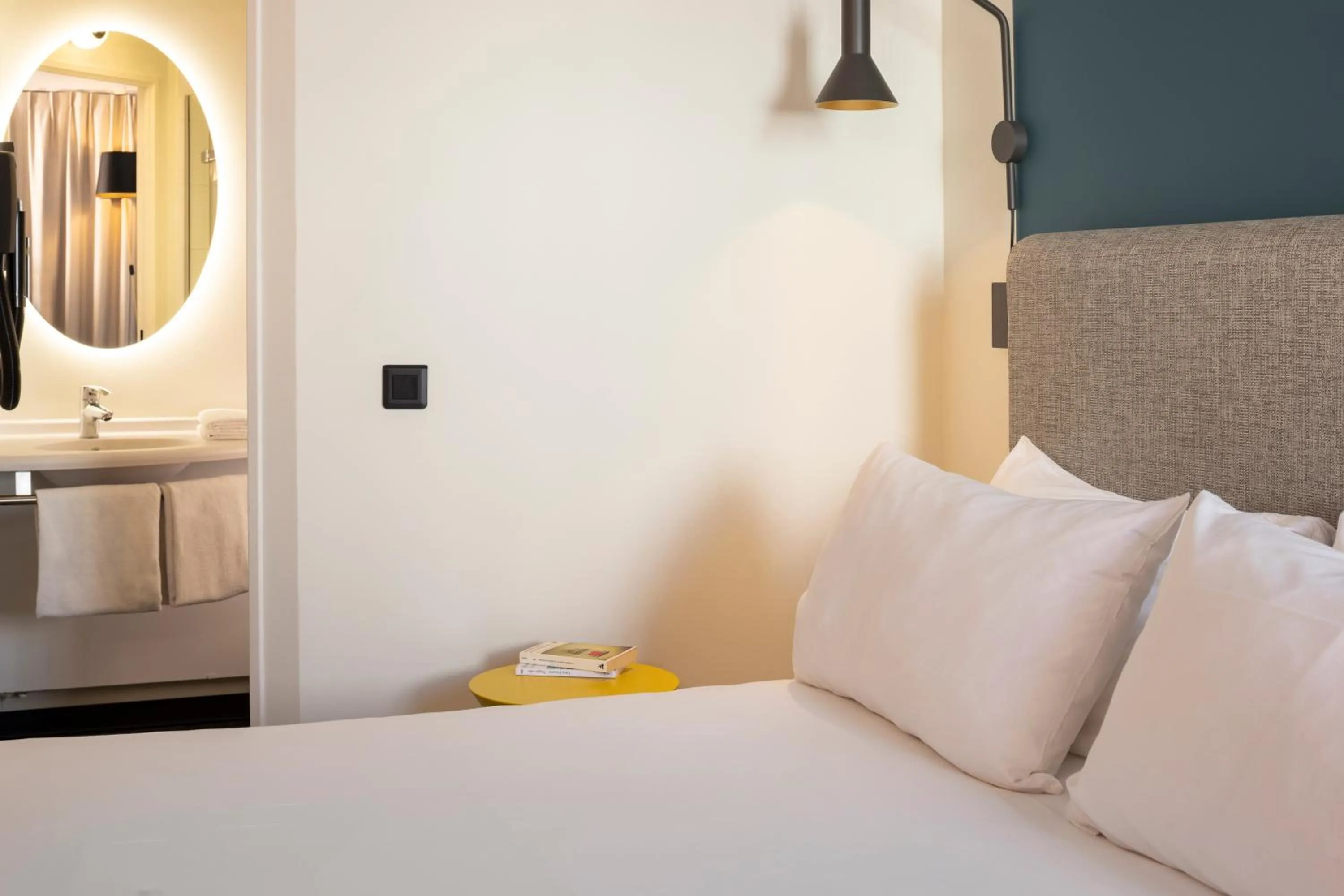 Bedroom, Bed in ibis Marseille Centre Euromed