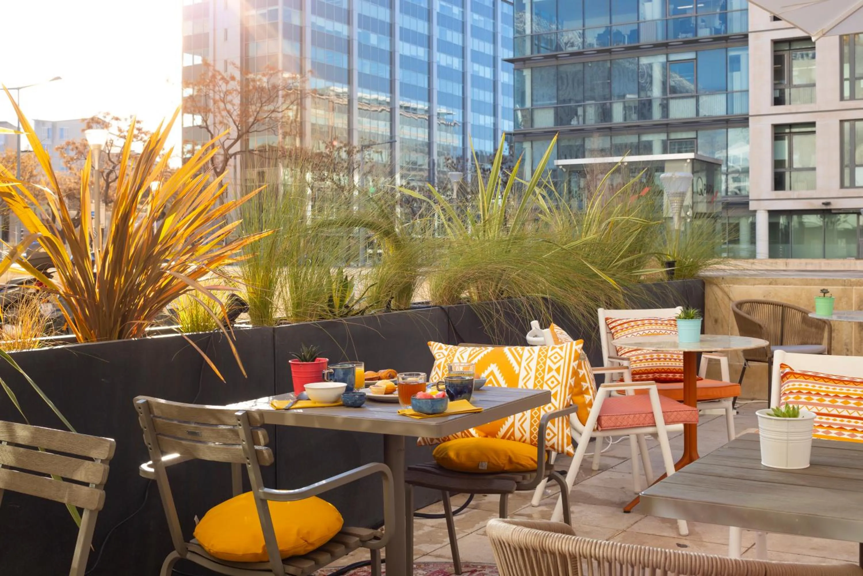 Patio in ibis Marseille Centre Euromed