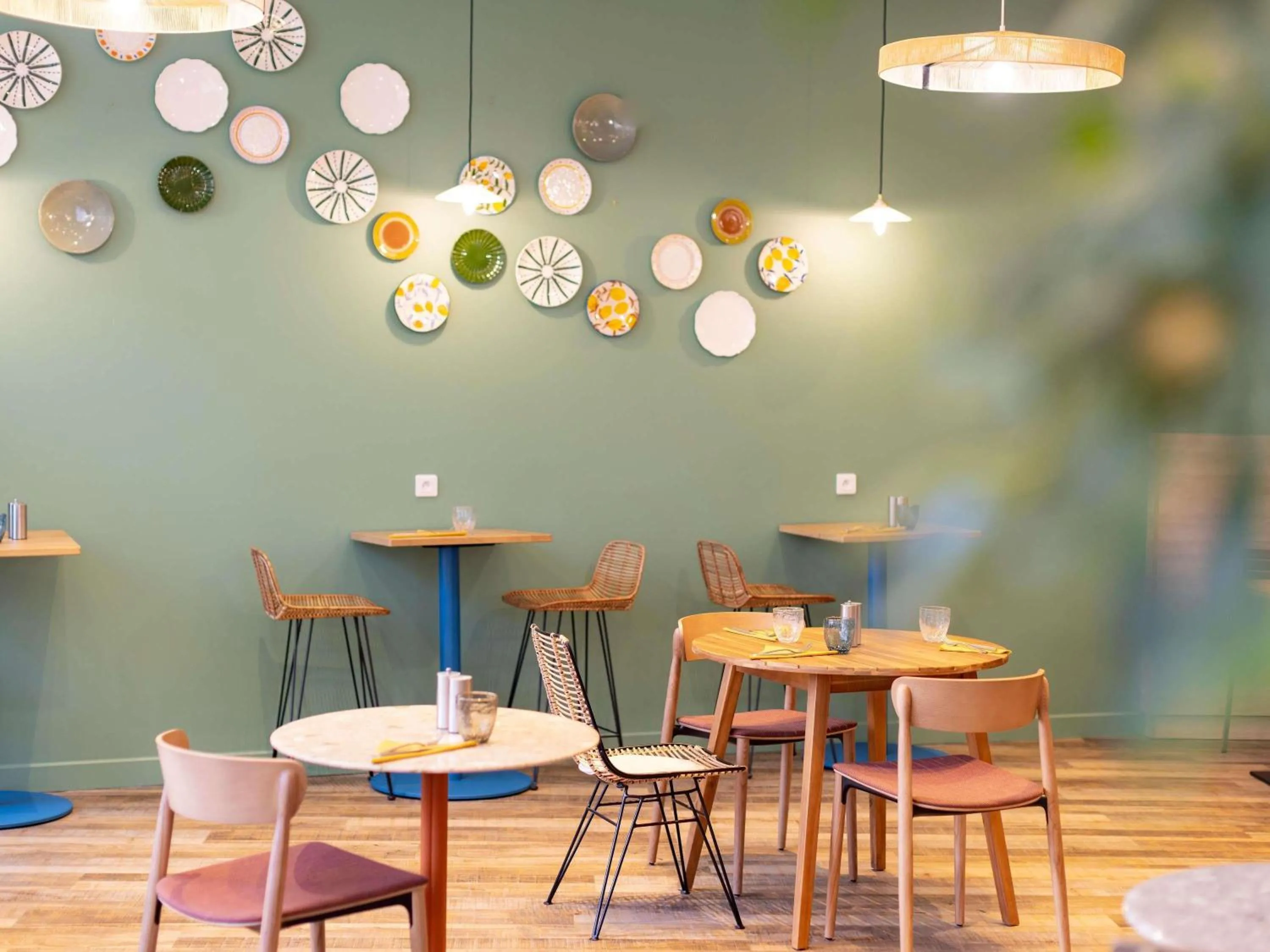 Restaurant/places to eat in ibis Marseille Centre Euromed