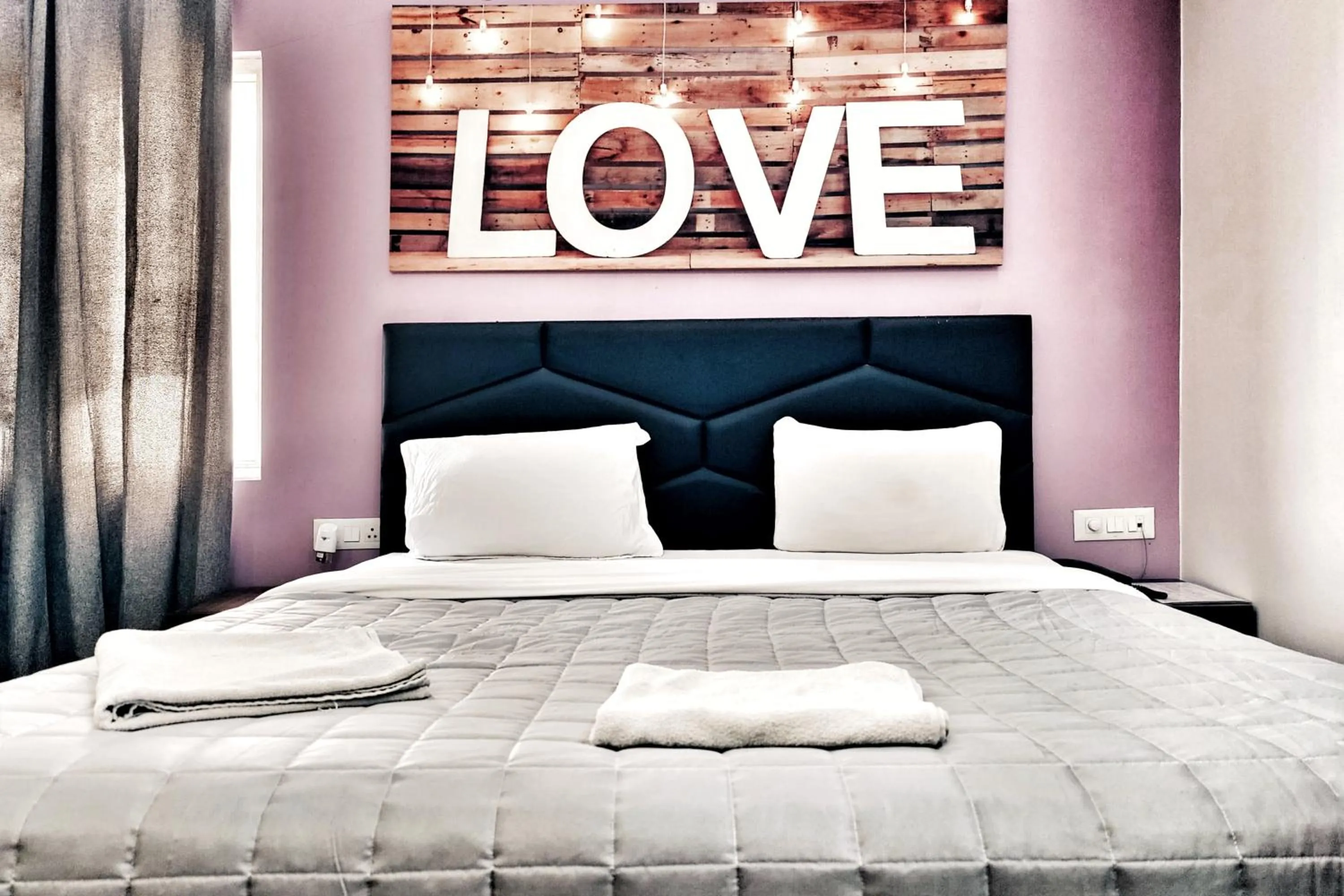 Bed in Hotel Aerocity Purple Orchid