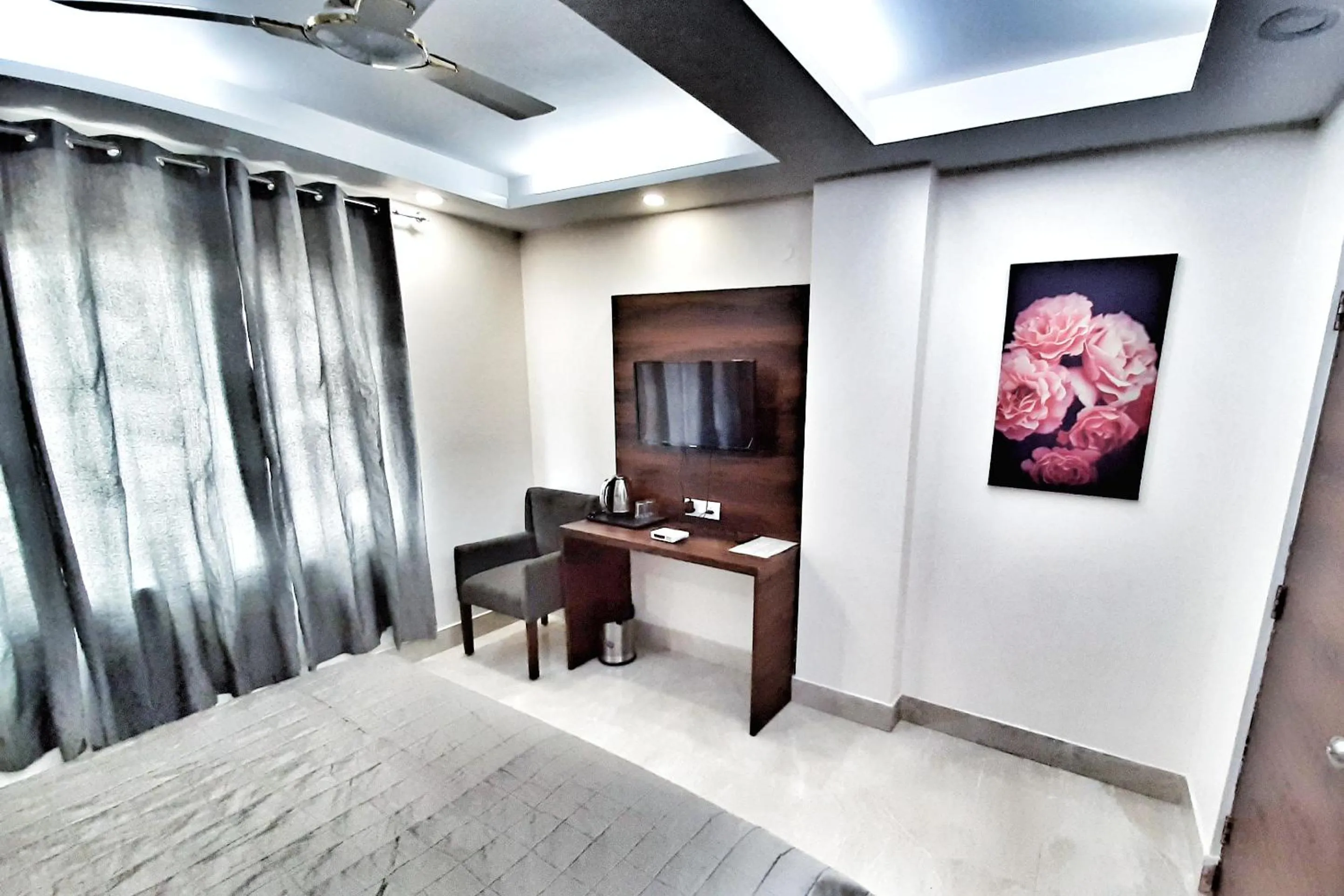 Communal lounge/ TV room, Bed in Hotel Aerocity Purple Orchid