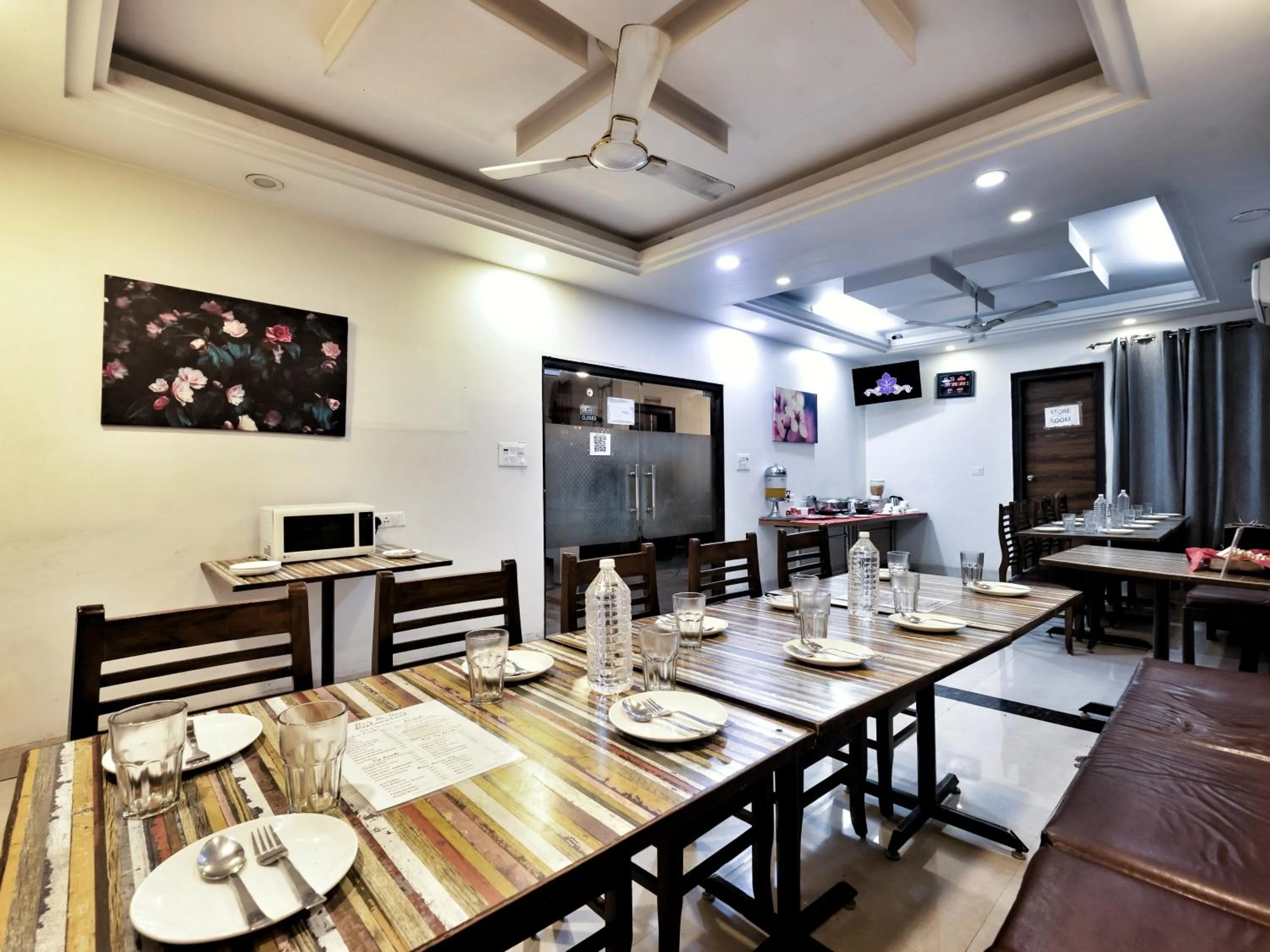 Restaurant/places to eat in Hotel Aerocity Purple Orchid